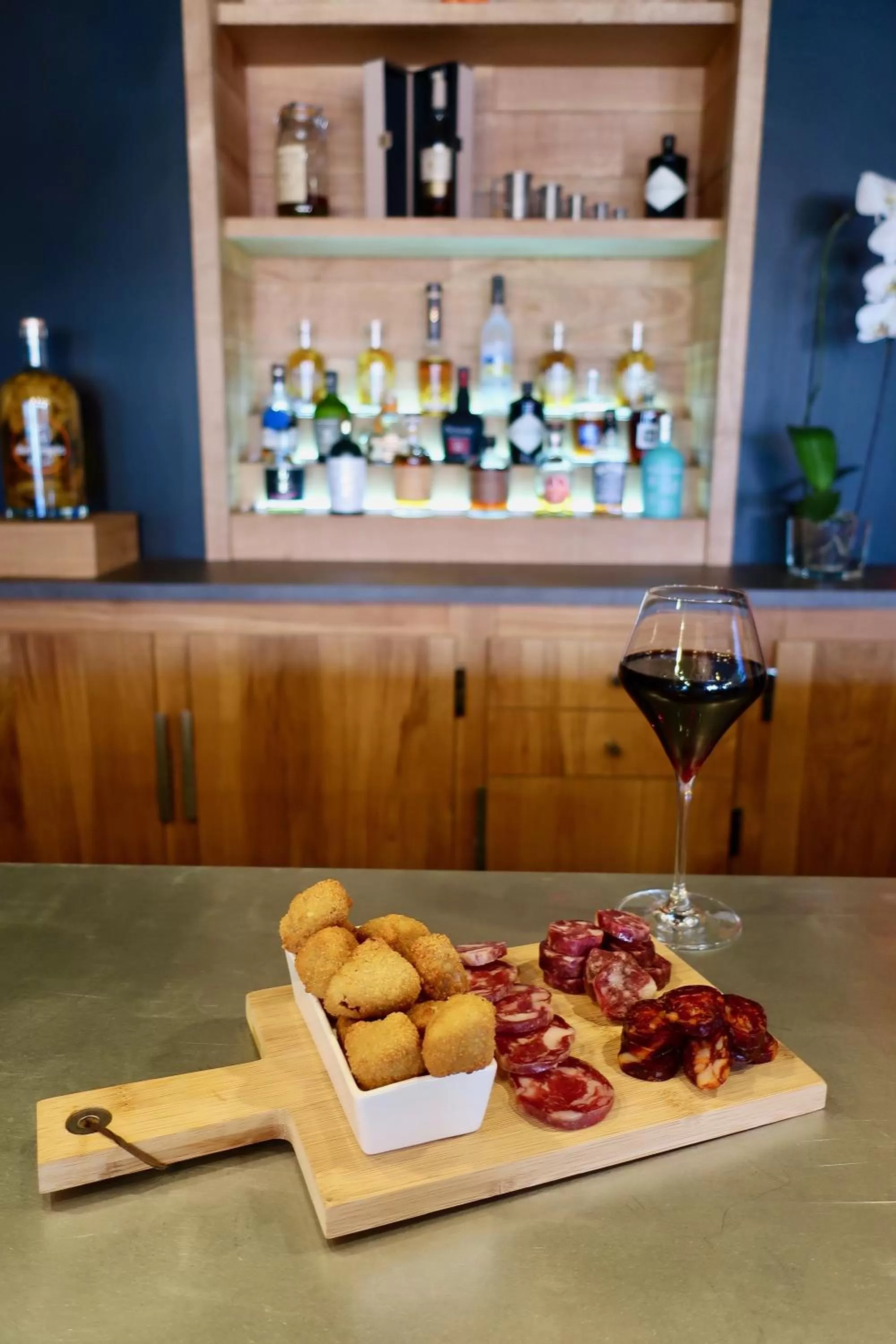 Lounge or bar in Logis Hôtel-Restaurant Le Commerce