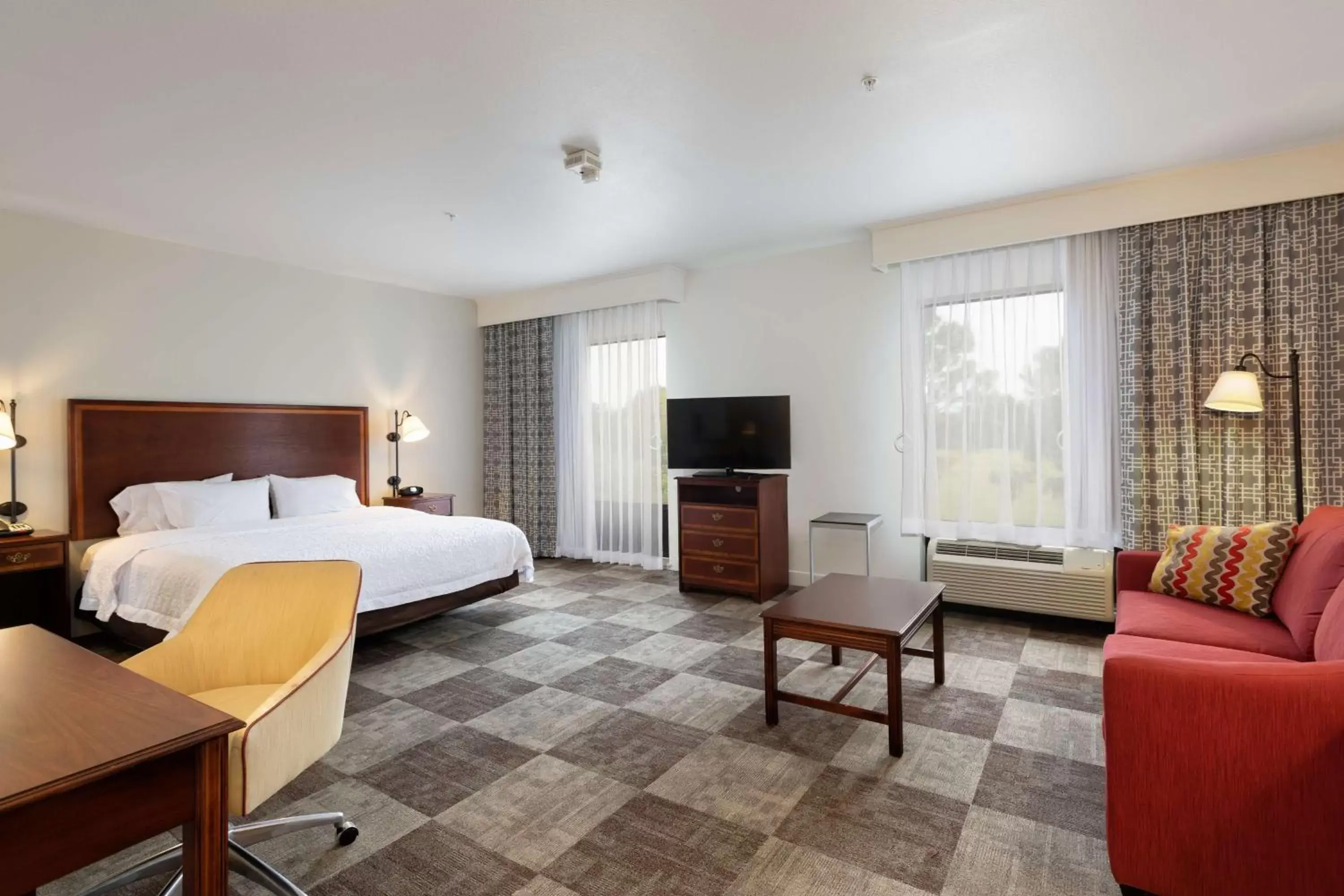 Bedroom in Hampton Inn & Suites Baton Rouge - I-10 East