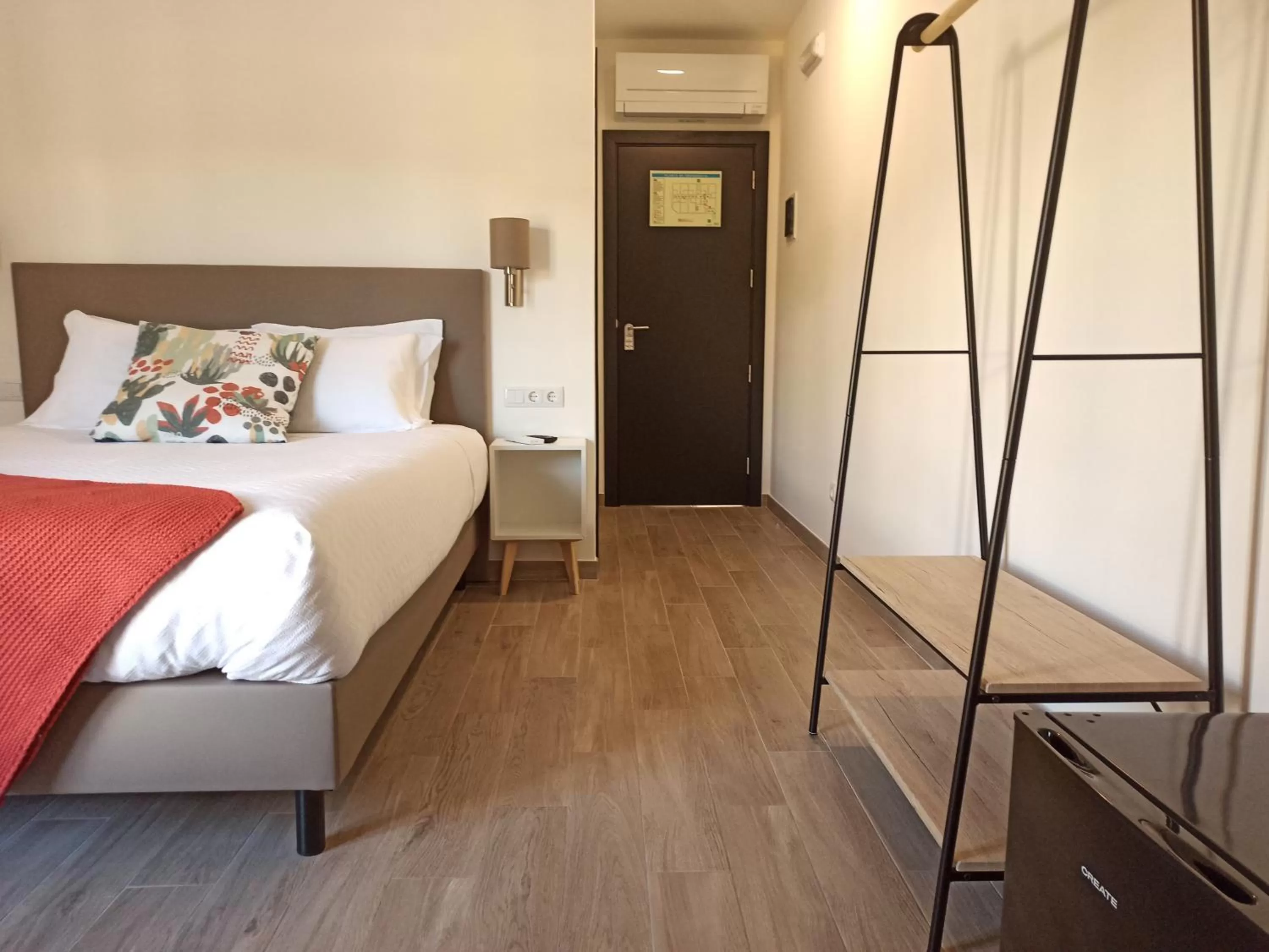 Bedroom, Bed in Porto D'Abrigo - Alojamento Local