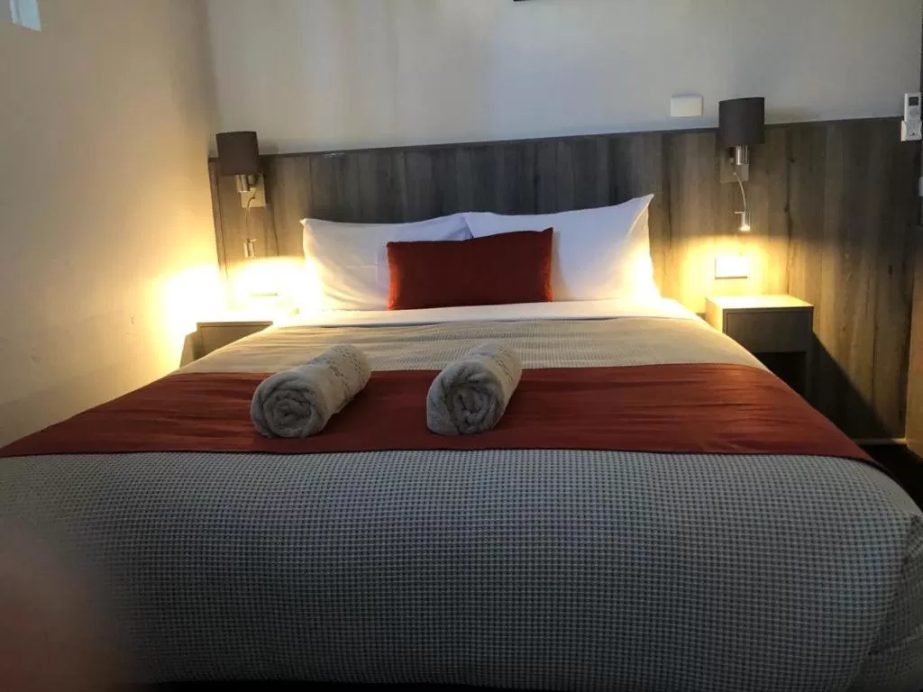 Bed in Bradman Motor Inn