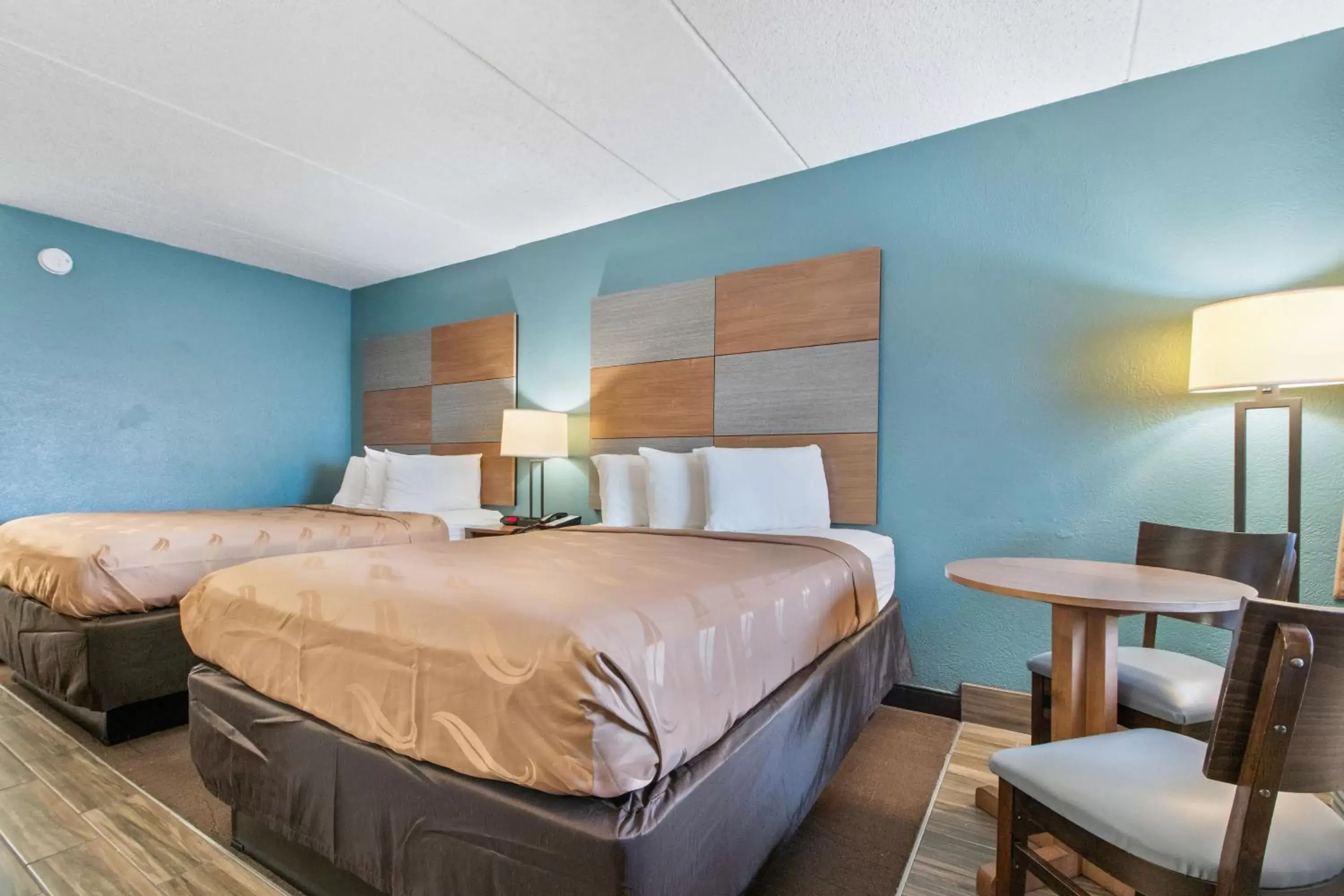 Bedroom, Bed in Beachfront Palms Hotel