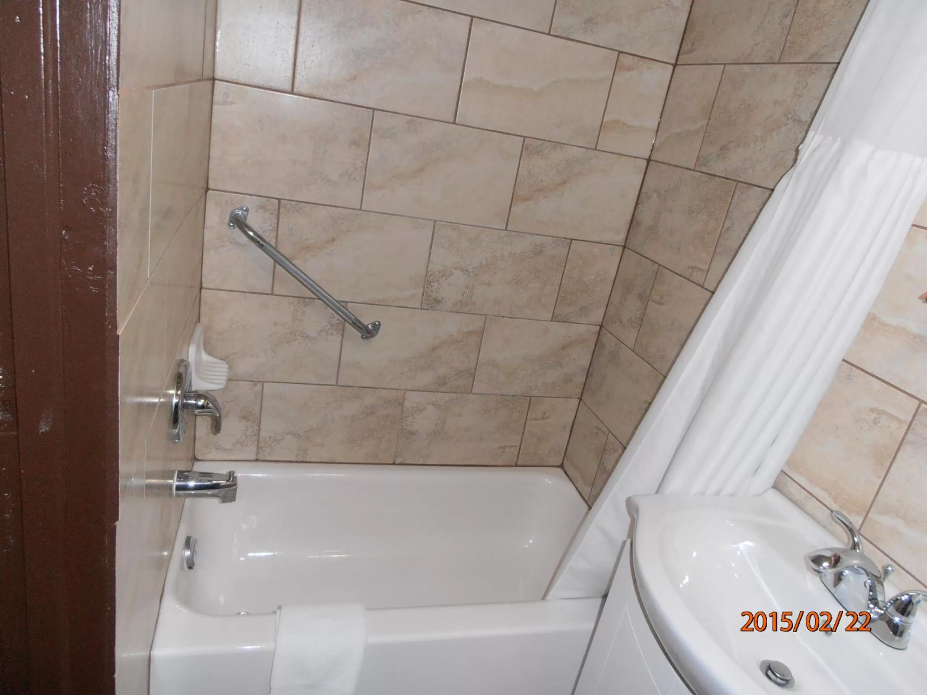 Bathroom in Maples Motel