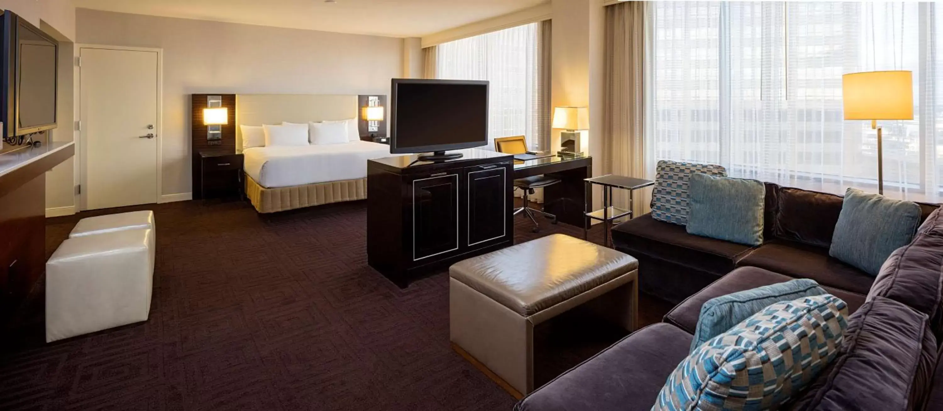 Photo of the whole room, TV/Entertainment Center in Hyatt Regency New Orleans