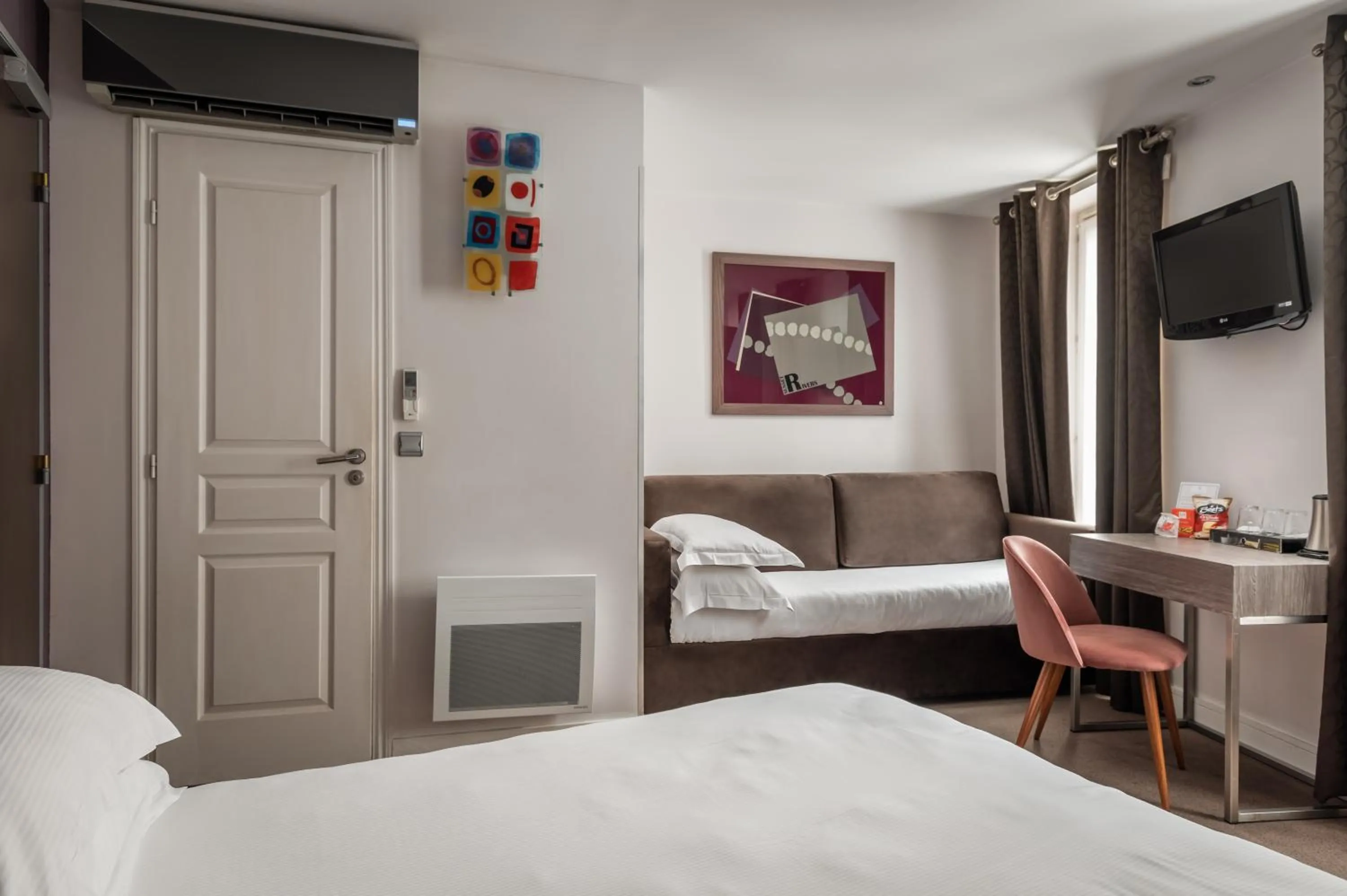 Bed in Arc De Triomphe