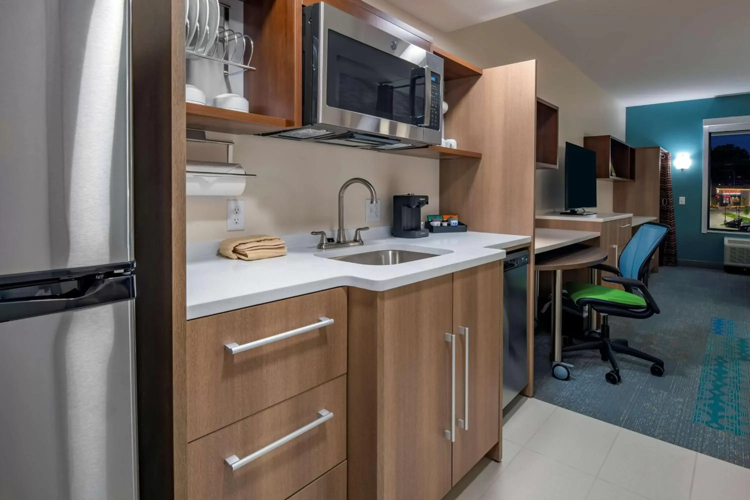 Bedroom, Kitchen/Kitchenette in Home2 Suites by Hilton Omaha I-80 at 72nd Street, NE