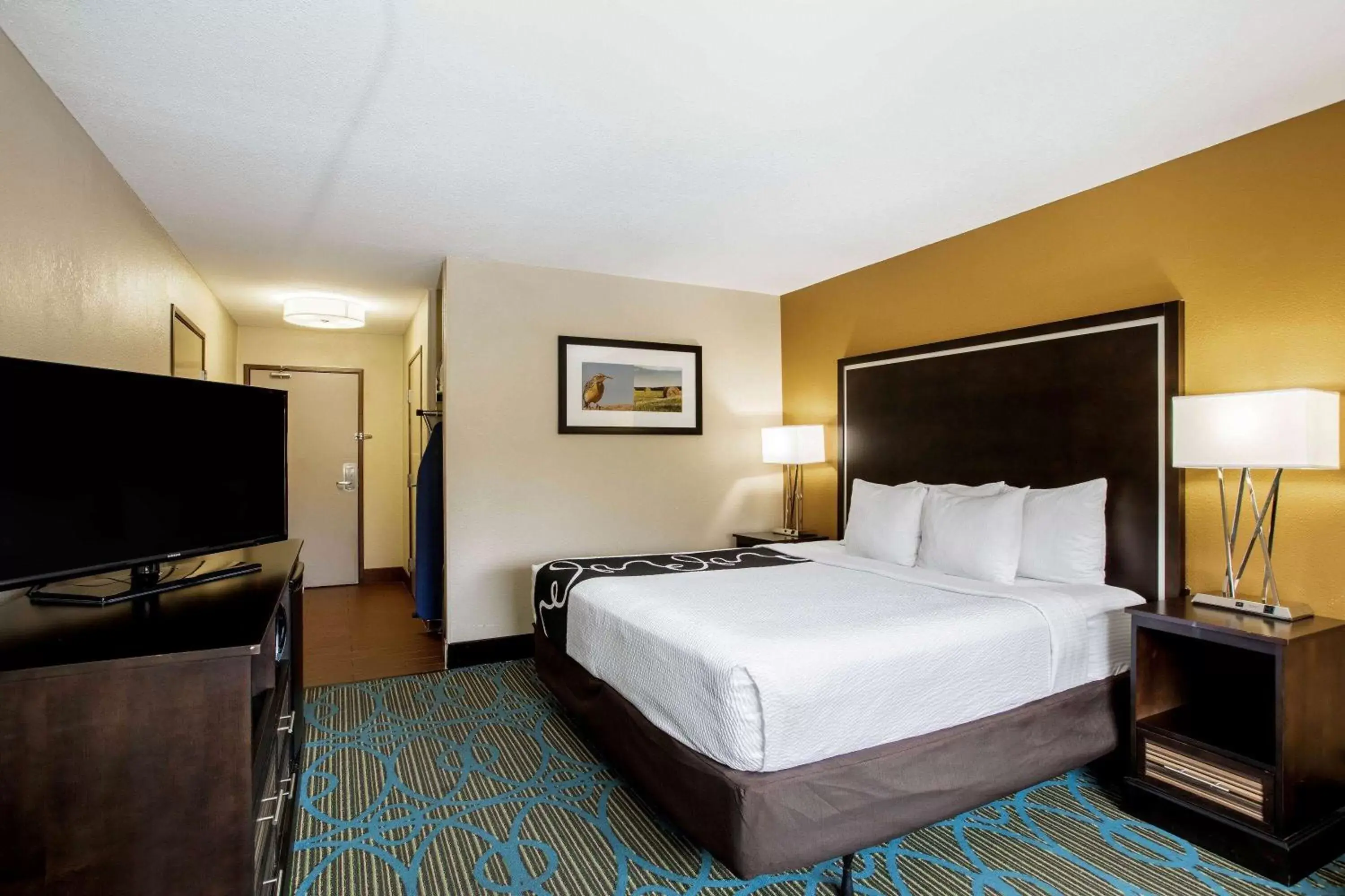 Photo of the whole room, Bed in La Quinta Inn & Suites by Wyndham Emporia