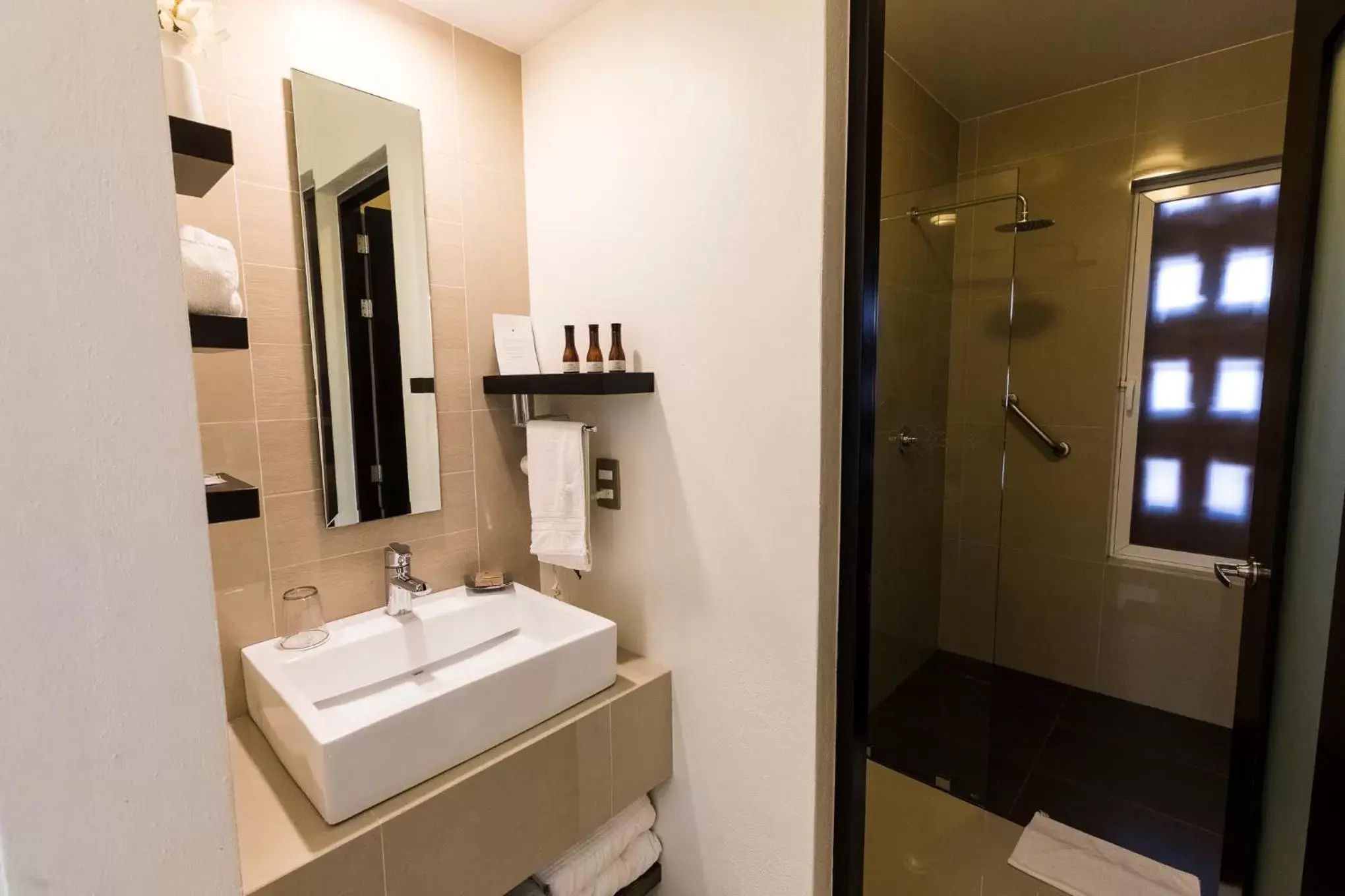 Shower, Bathroom in Marialicia Suites, Hotel Boutique