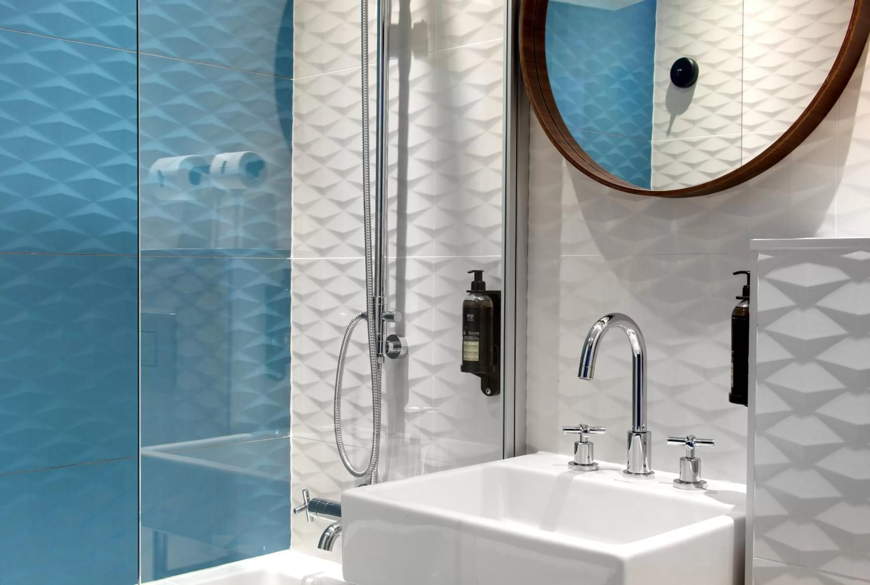 Shower in Hôtel Montmorency & Spa