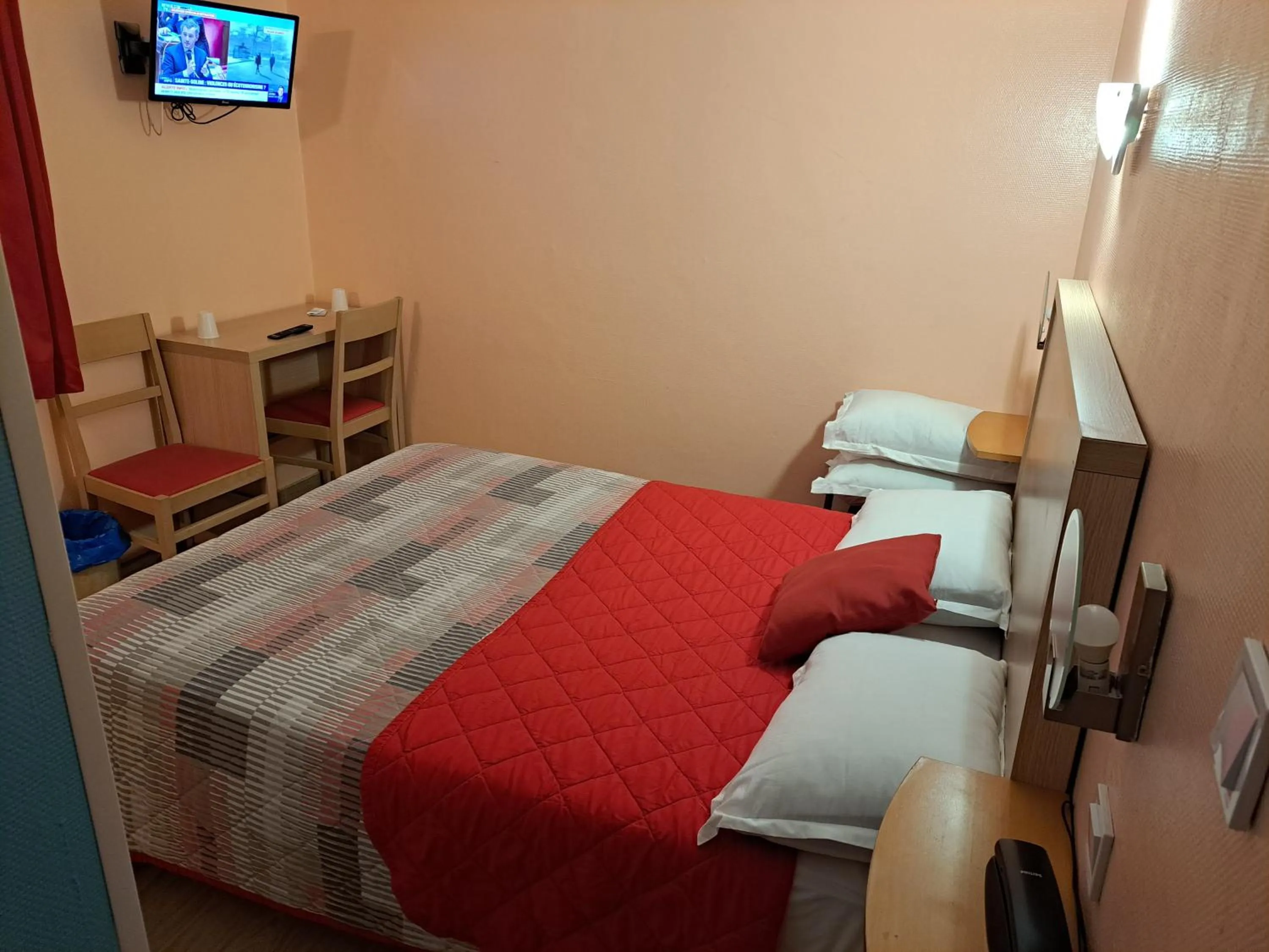 Bed in Hôtel Beauséjour