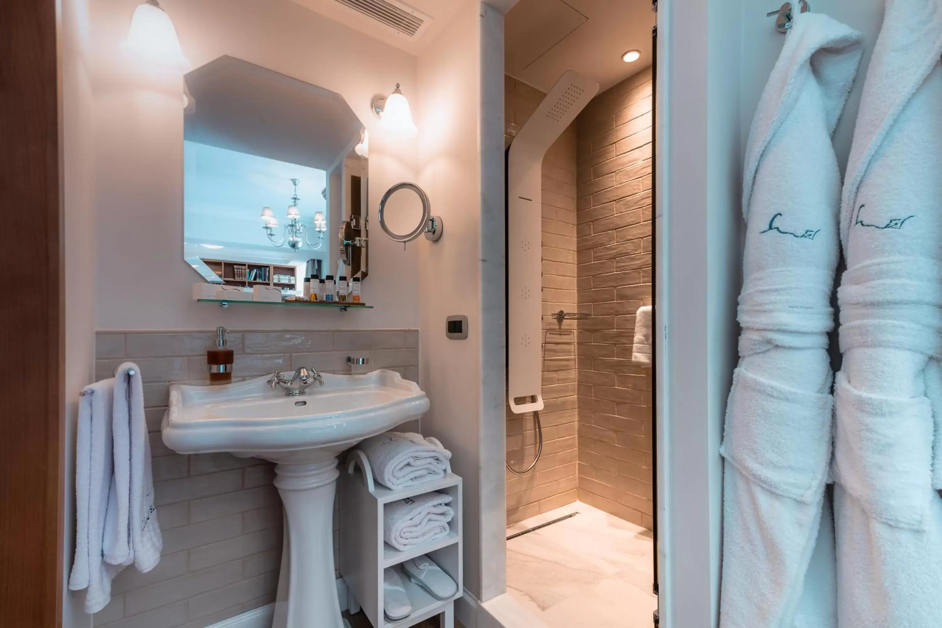 Shower, Bathroom in Legacy Gastro Suites