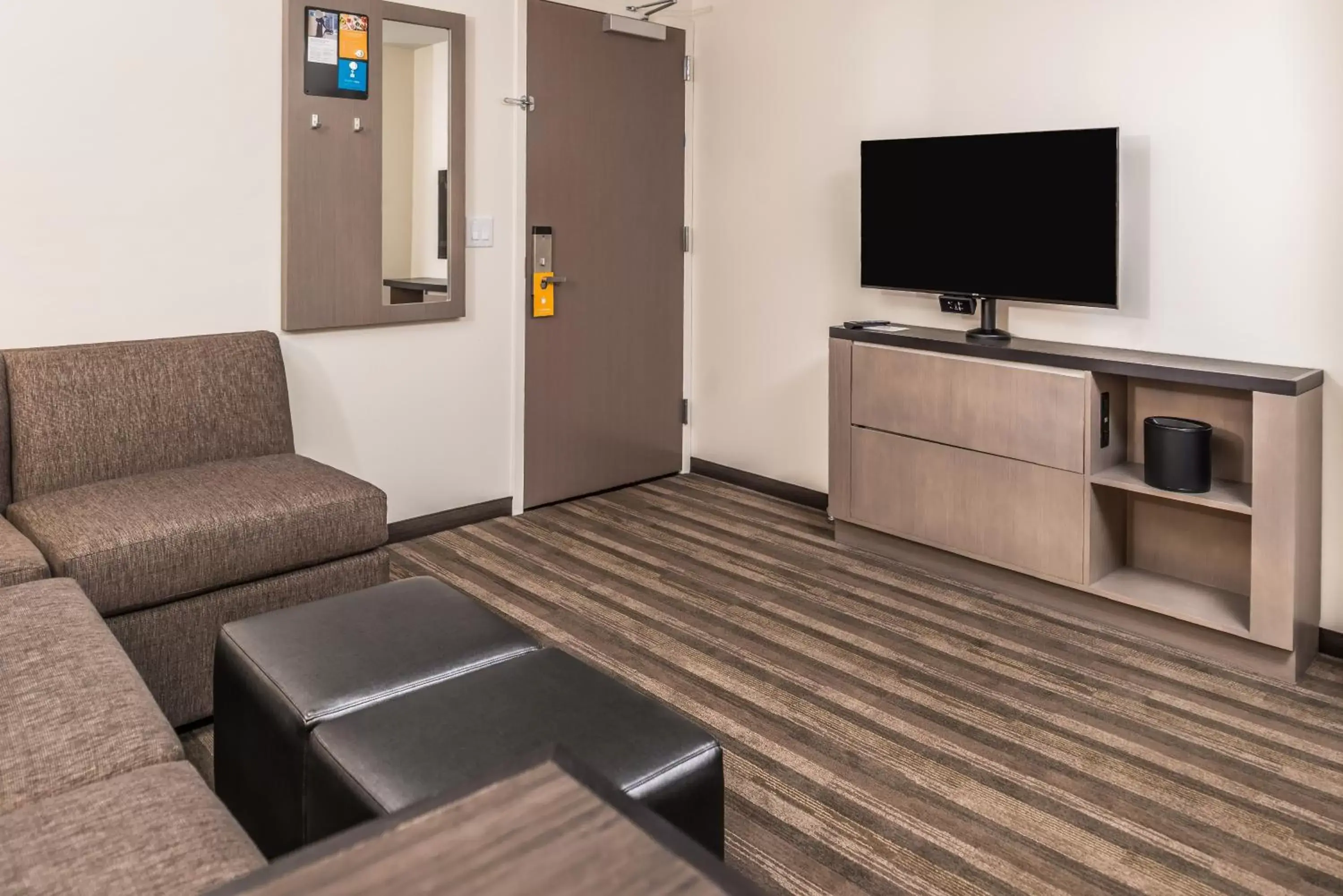 Communal lounge/ TV room, Seating Area in Hyatt House Raleigh/Rdu/Brier Creek