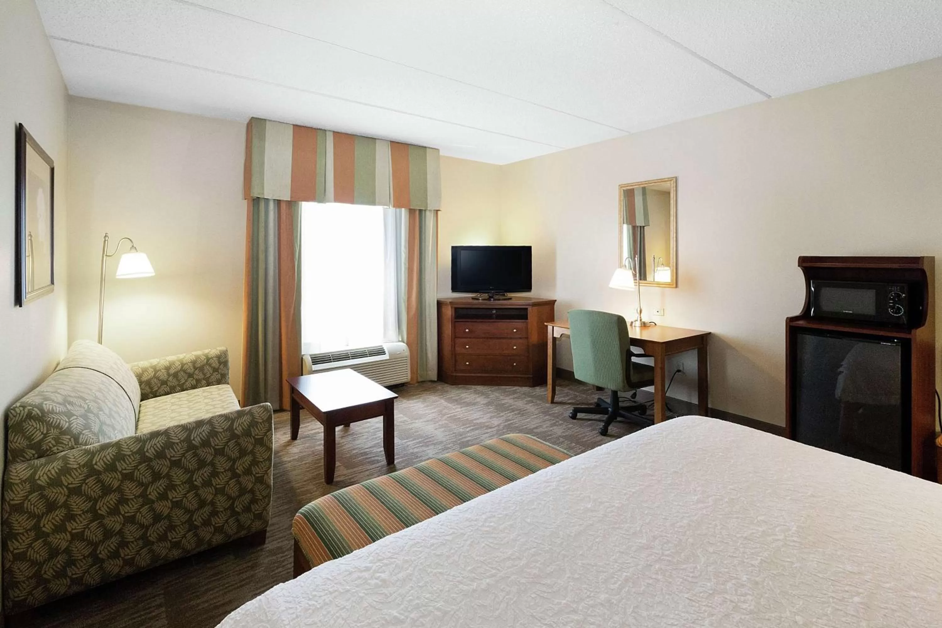 Bedroom, Bed in Hampton Inn & Suites Blairsville