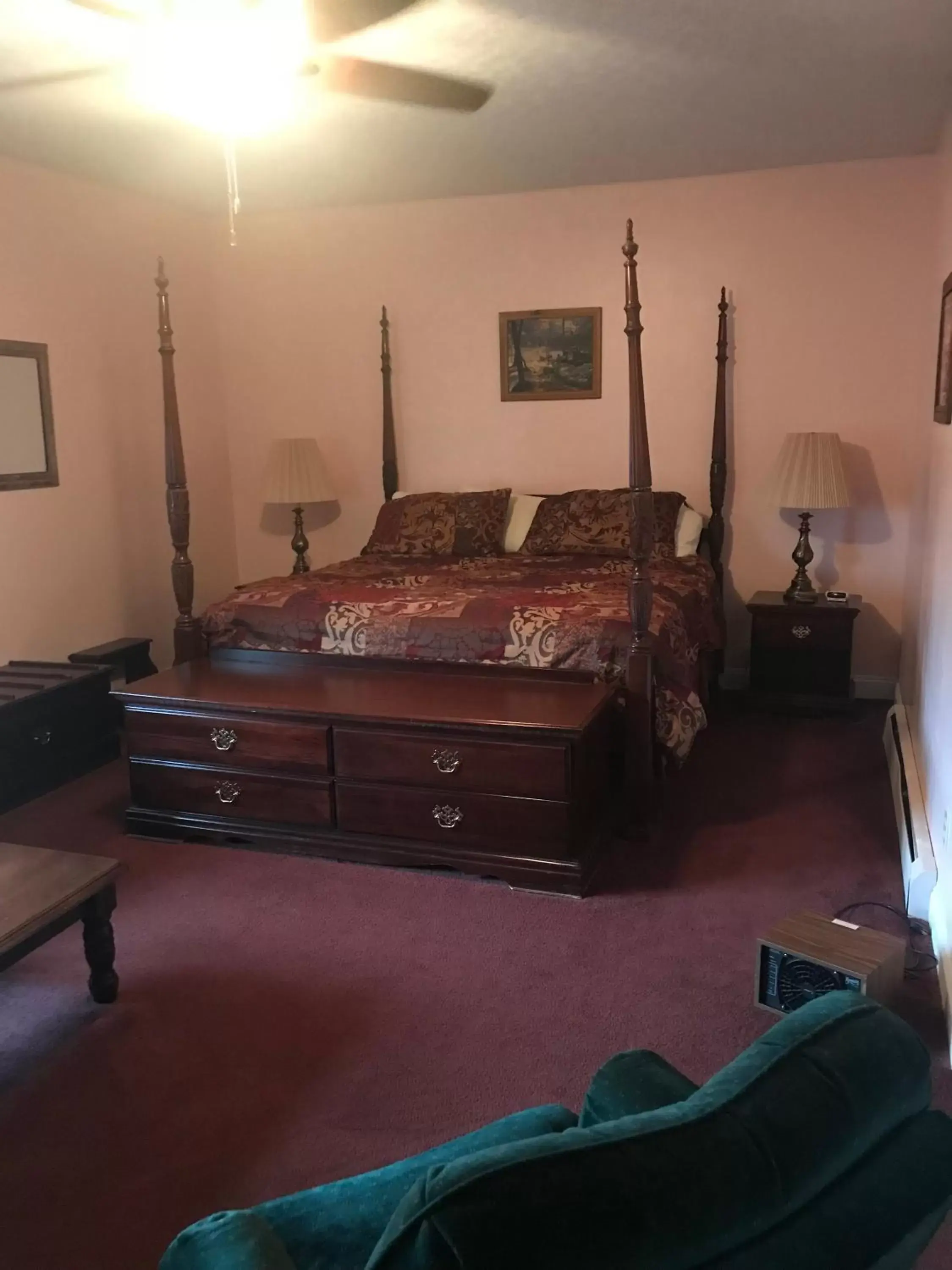 Bedroom, Bed in Longhouse Manor B&B