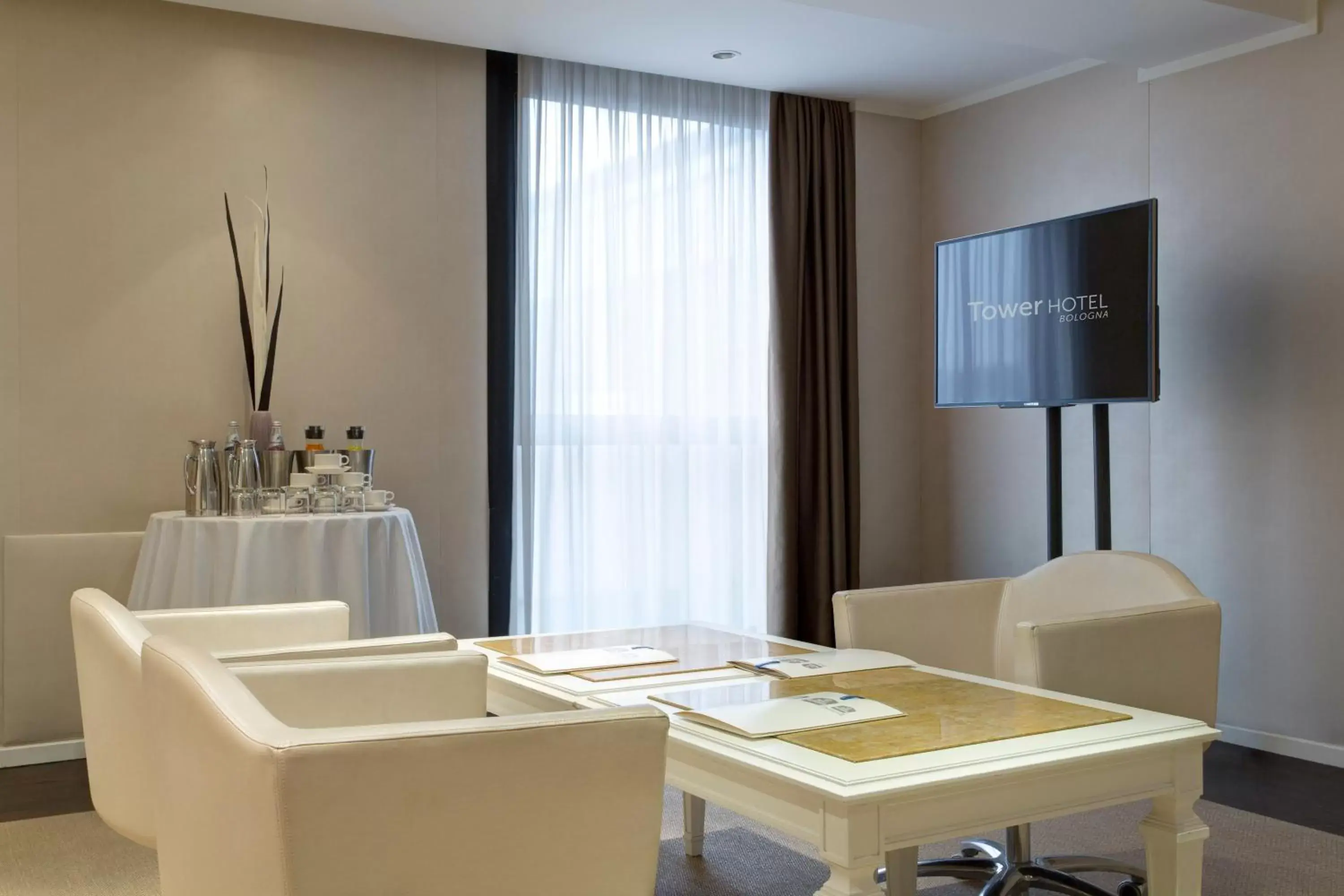 Meeting/conference room, TV/Entertainment Center in Best Western Plus Tower Hotel Bologna