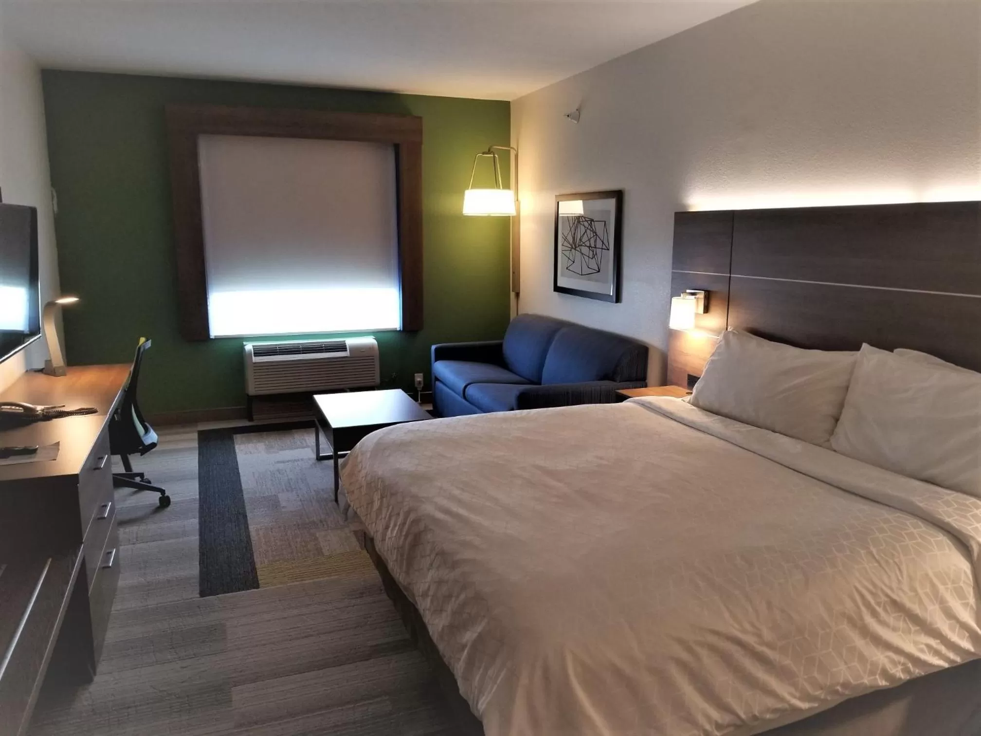 Living room, Bed in Holiday Inn Express & Suites Atlanta N - Woodstock by IHG