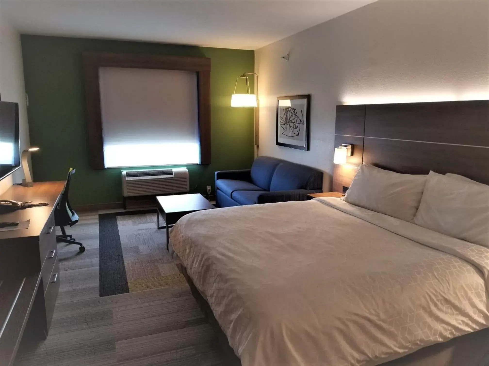 Bed in Holiday Inn Express & Suites Atlanta N - Woodstock, an IHG Hotel