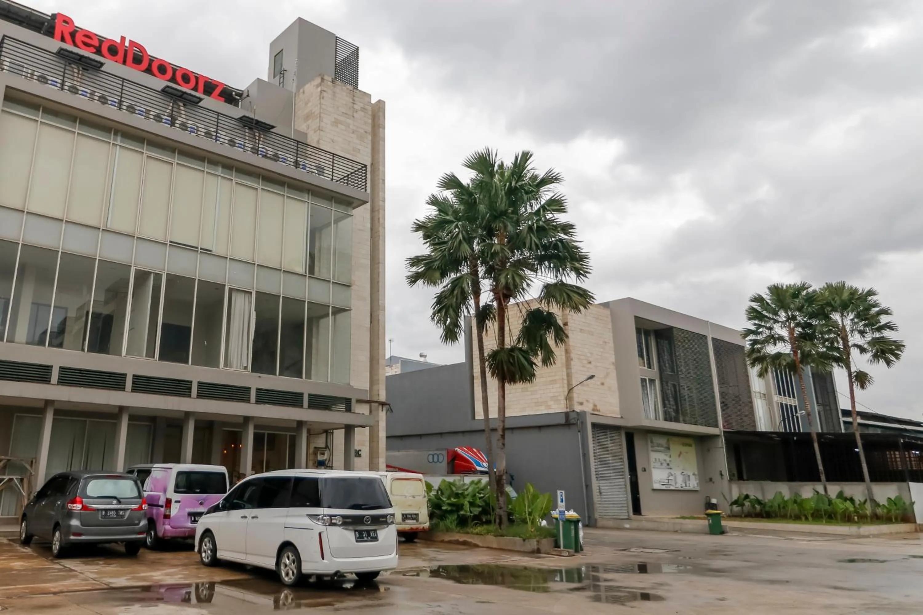 Facade/entrance in RedDoorz Plus @ Kapuk Business Park