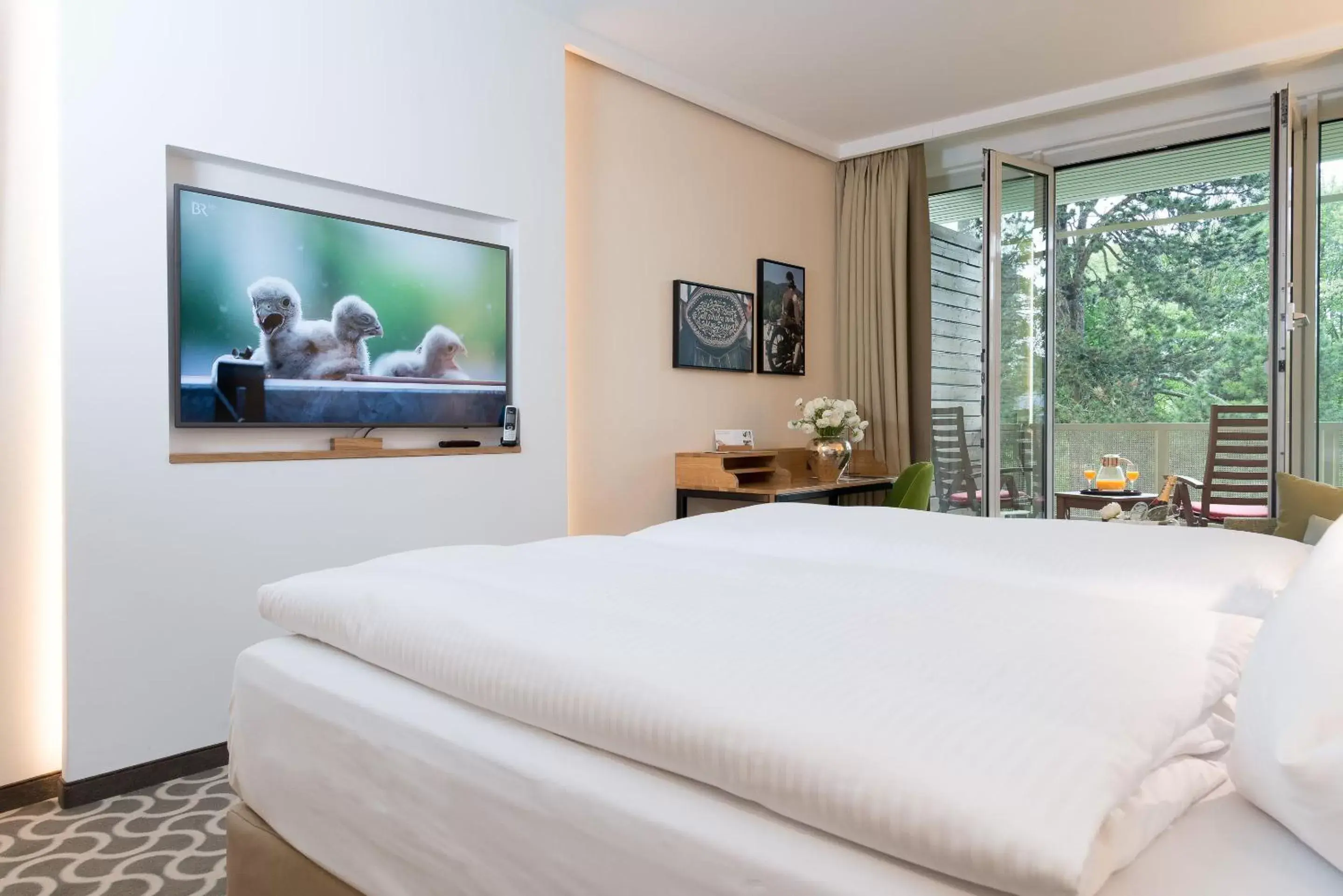 Communal lounge/ TV room, Bed in Parkhotel Rothof
