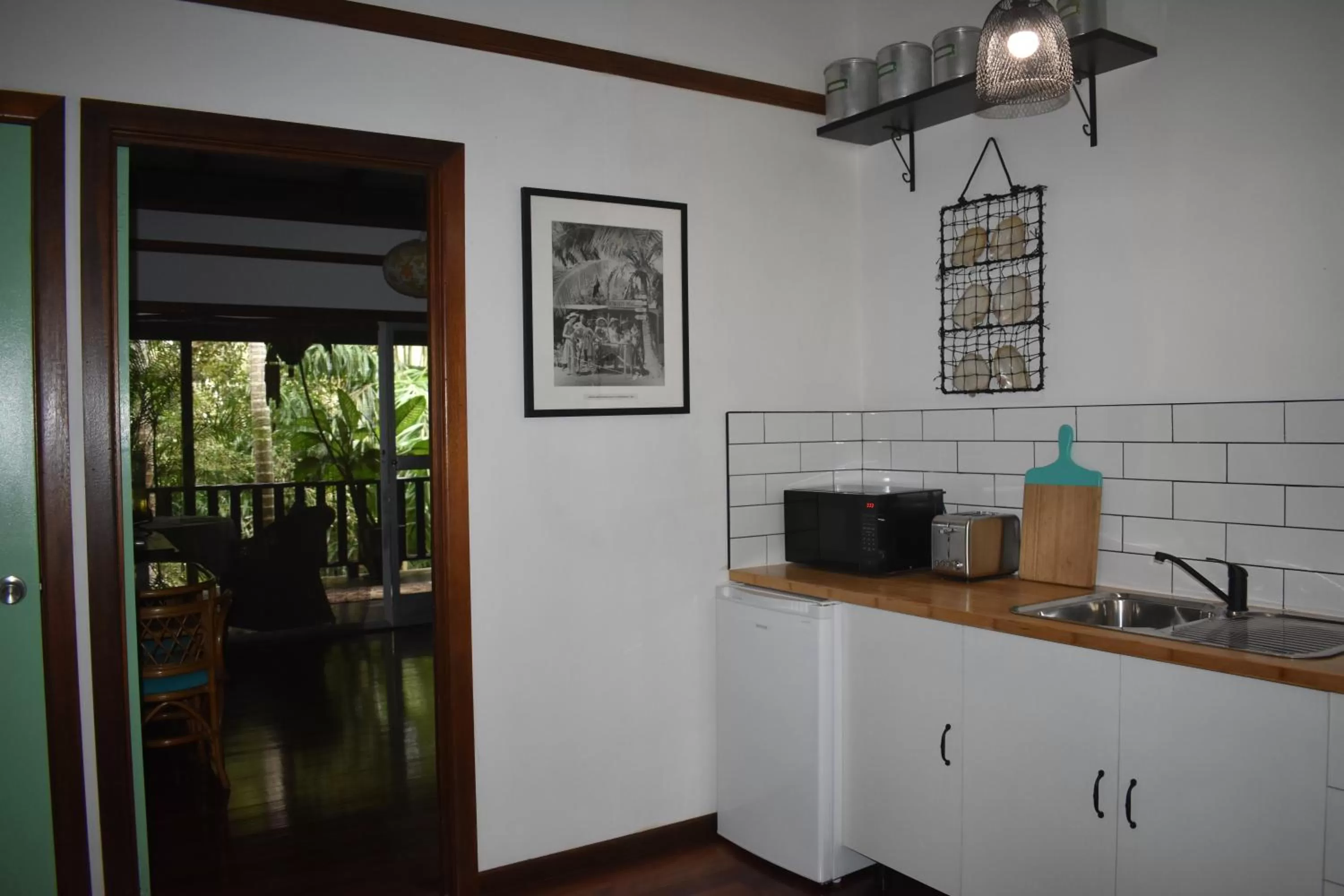 Kitchen or kitchenette in Oskar's Rain Forest Retreat