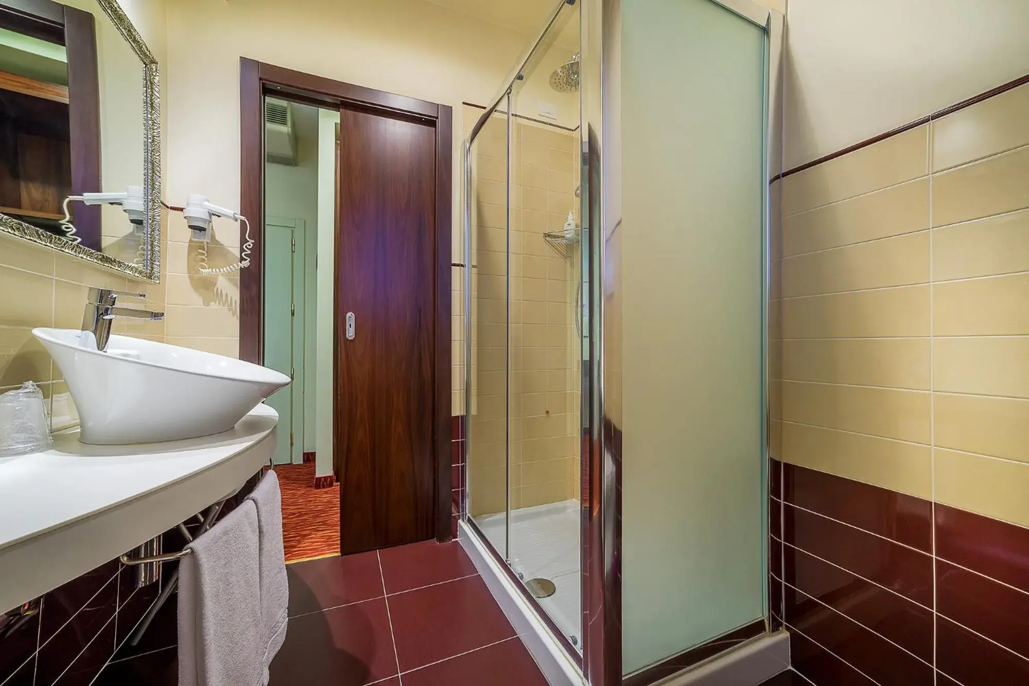 Shower, Bathroom in Hotel Maggiore