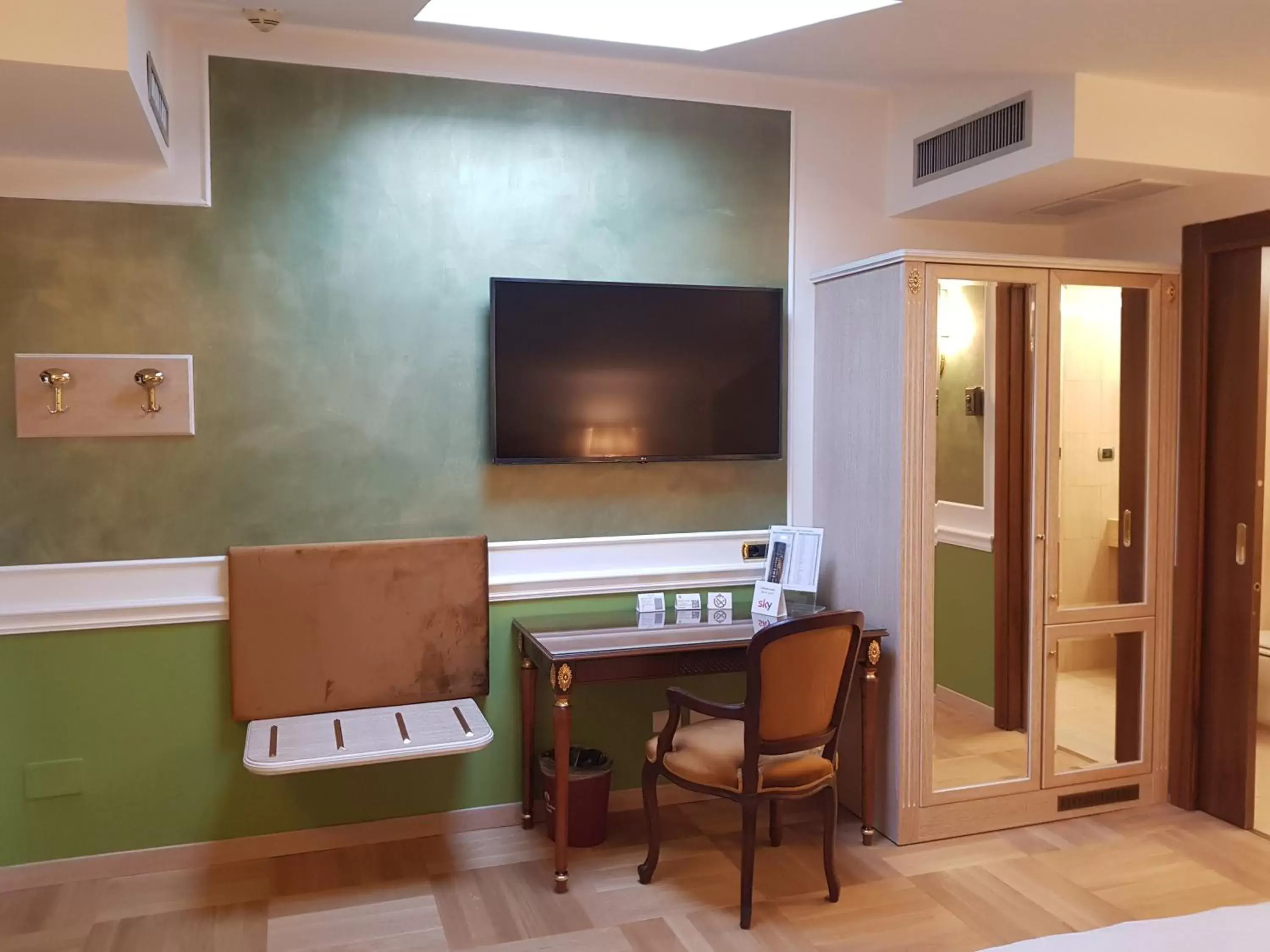 Seating area, TV/Entertainment Center in Santa Barbara Hotel