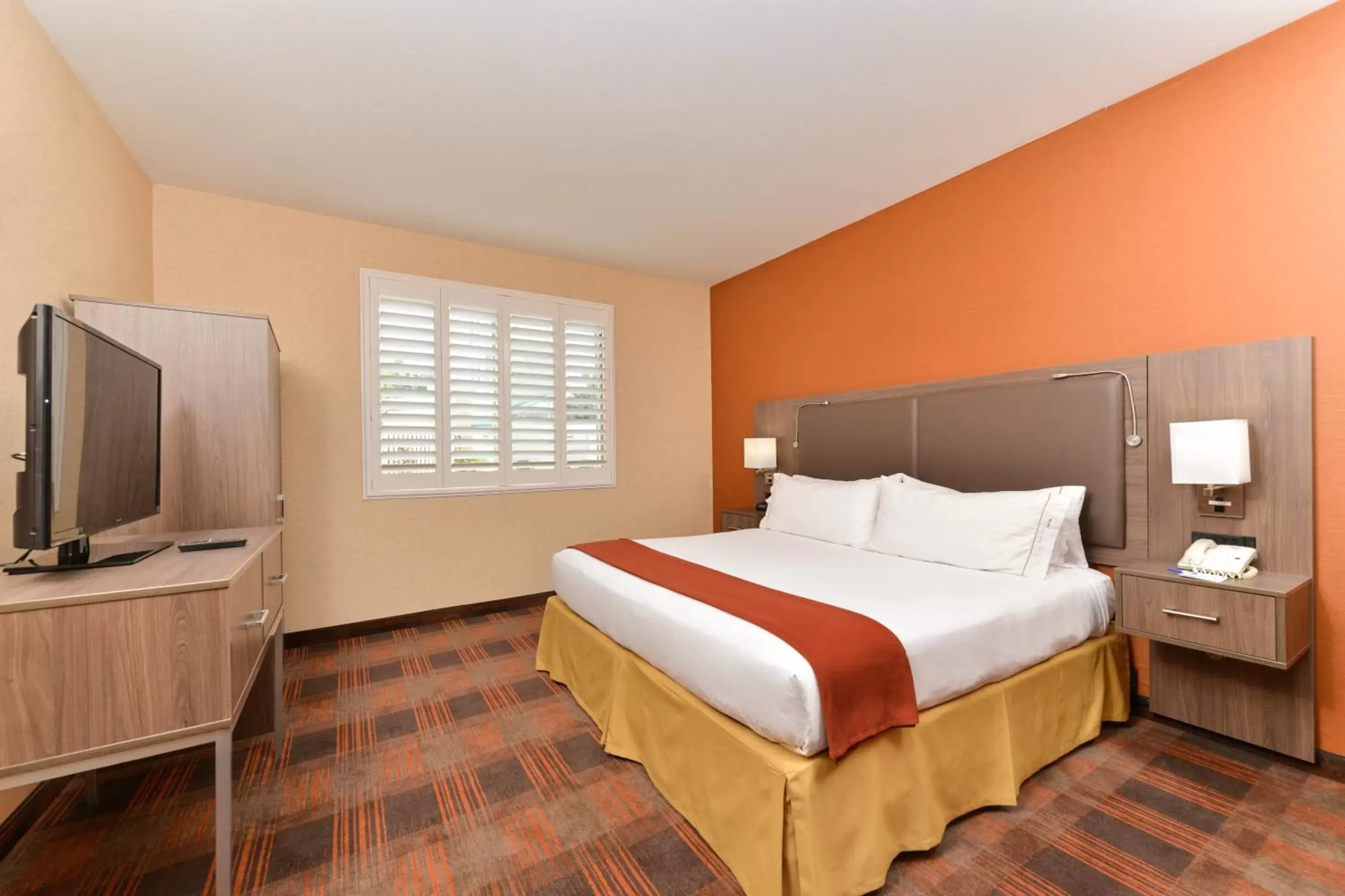 Bed in HOLIDAY INN EXPRESS & SUITES ELK GROVE CENTRAL - HWY 99, an IHG Hotel