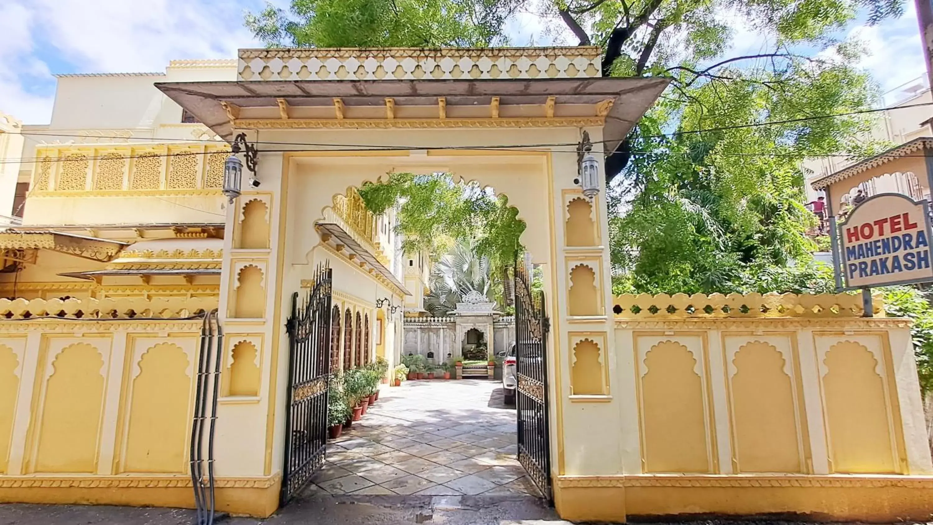 Facade/entrance in Mahendra Prakash