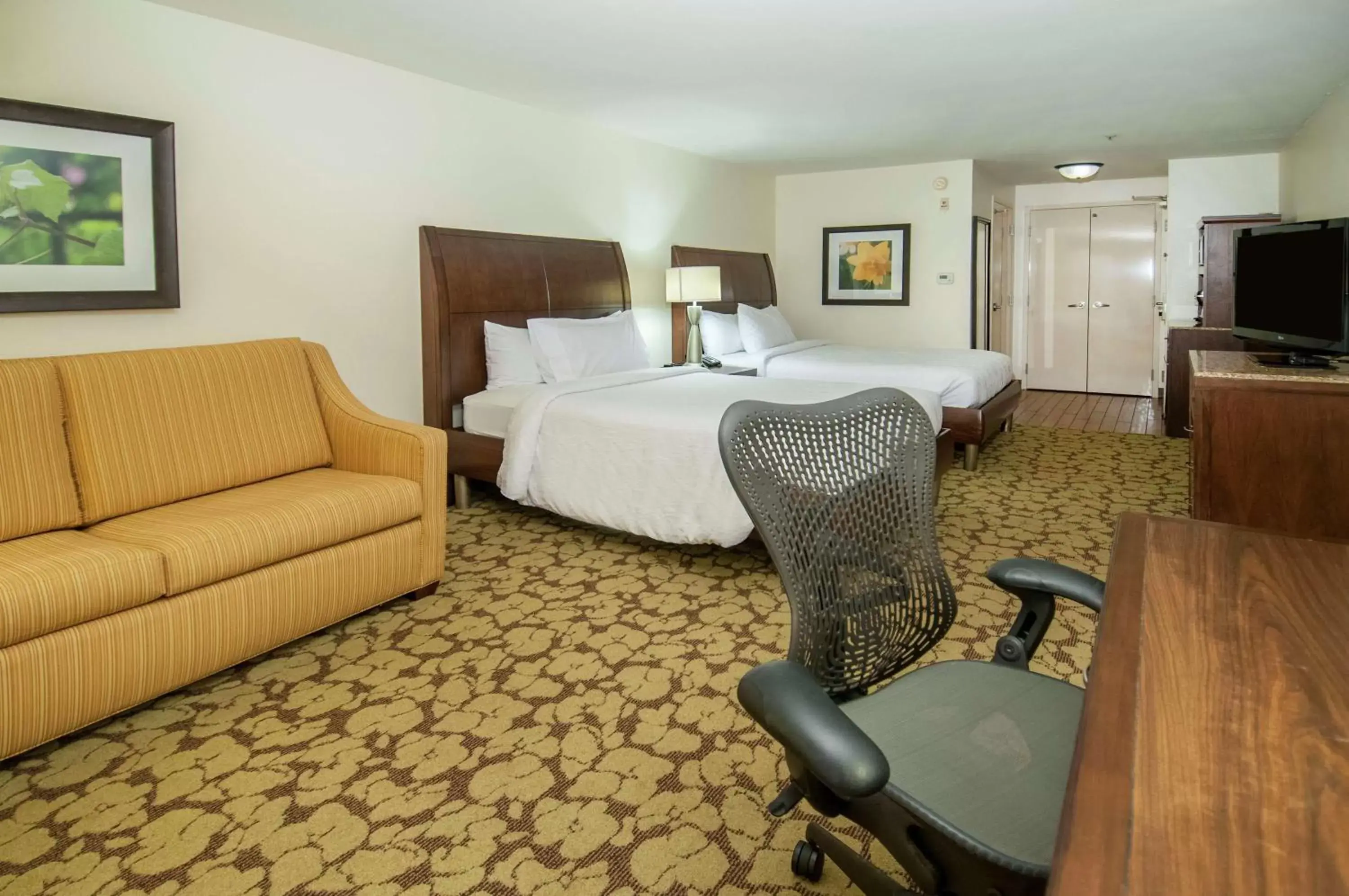 Bedroom in Hilton Garden Inn New Orleans Airport