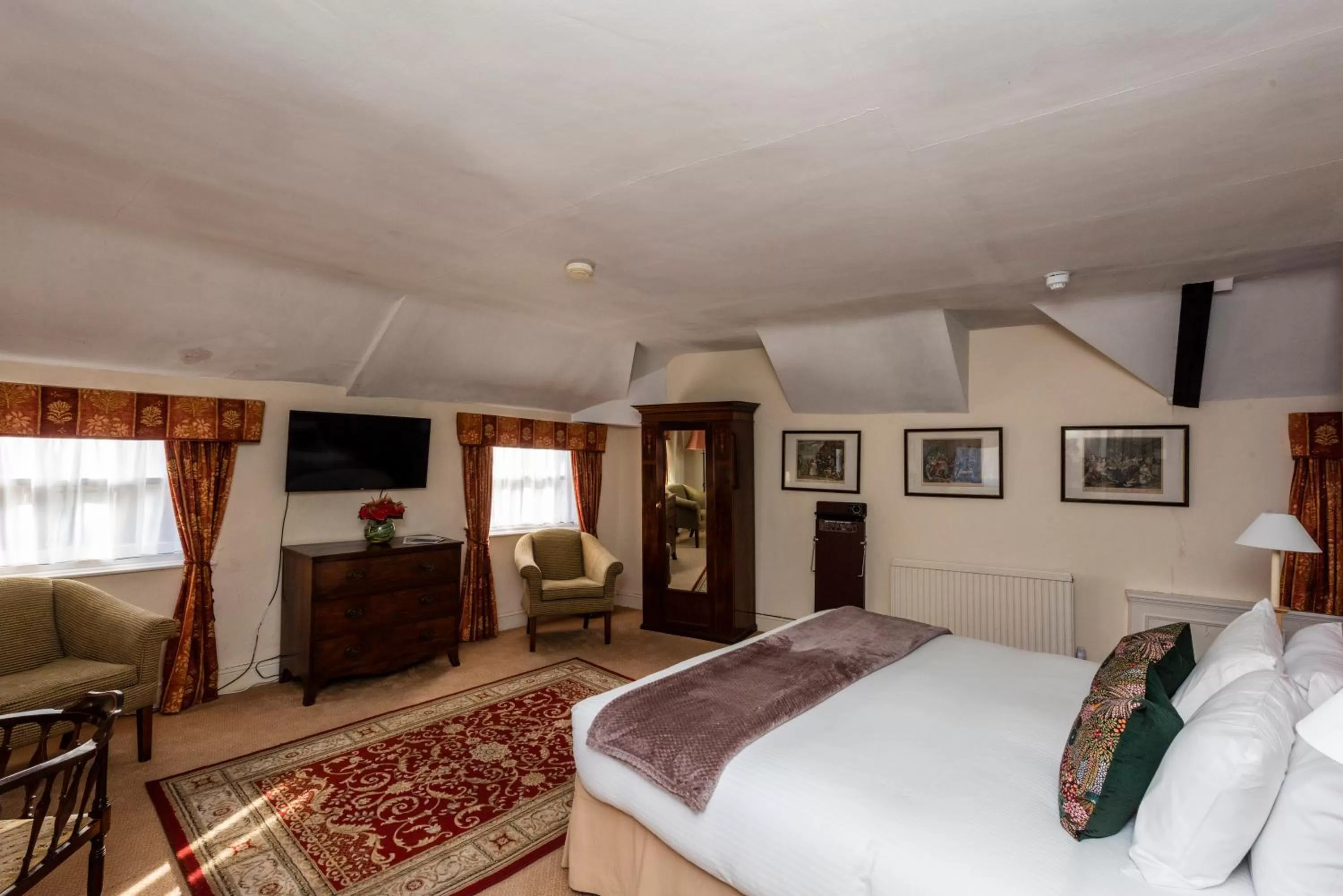 Bed in The Whipper-In Hotel