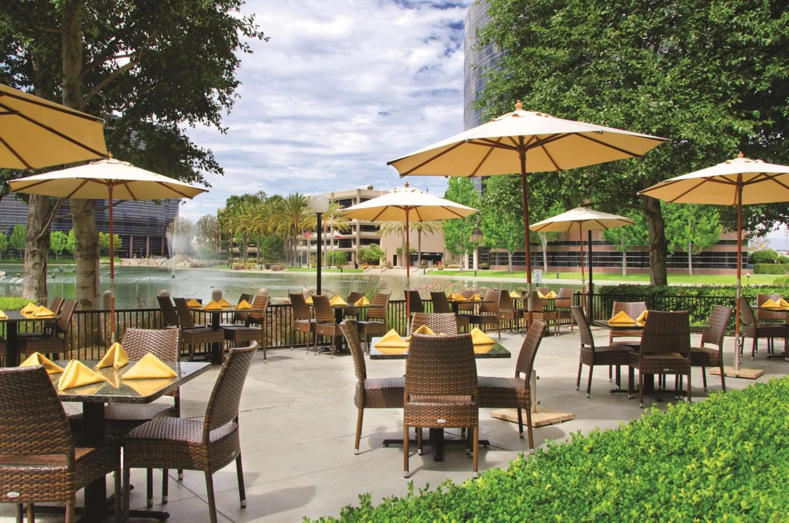 Patio, Restaurant/Places to Eat in DoubleTree by Hilton Orange County Airport