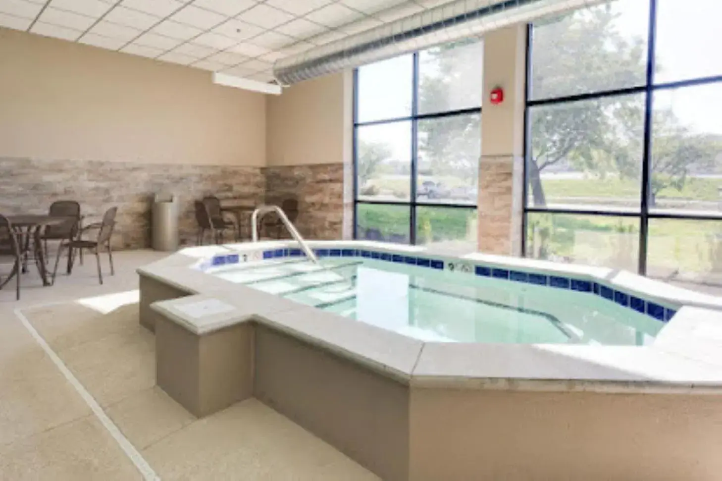 Hot Tub, Swimming Pool in Hotel Lotus Kansas City Merriam