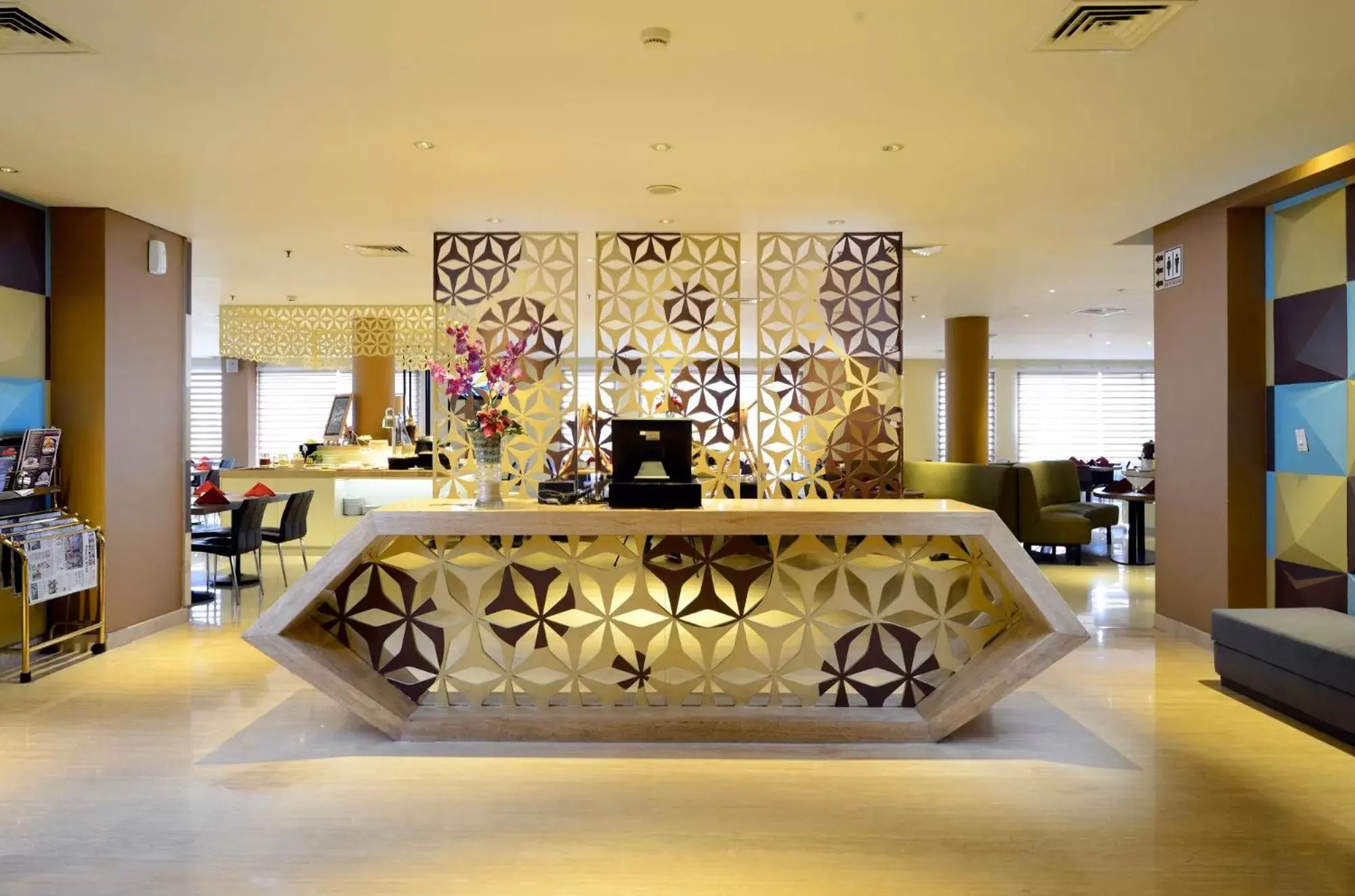 Restaurant/places to eat in CROWN PRINCE Hotel Surabaya Managed by Midtown Indonesia