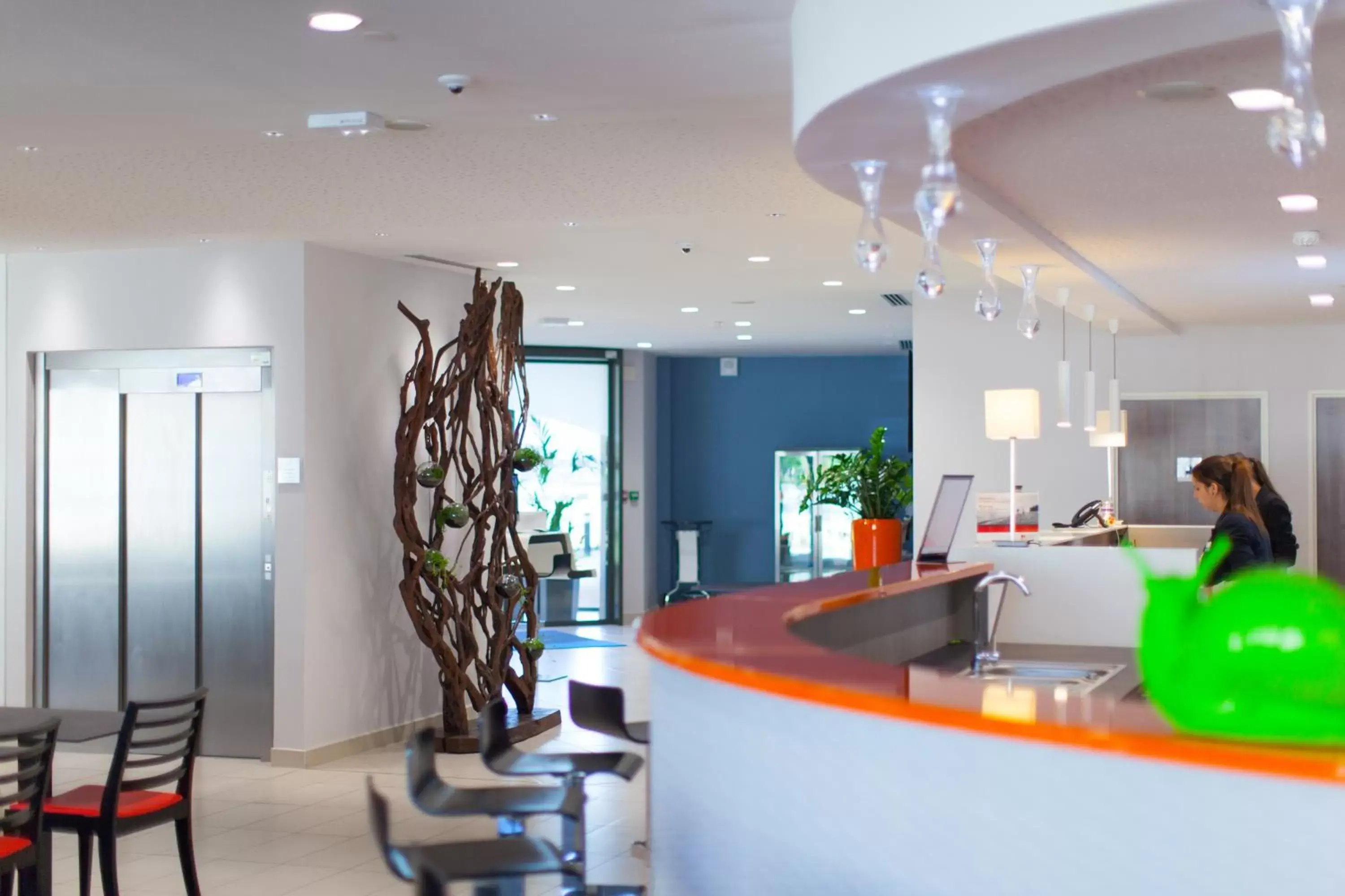 Lounge or bar, Lobby/Reception in Holiday Inn Express Toulon - Est, an IHG Hotel