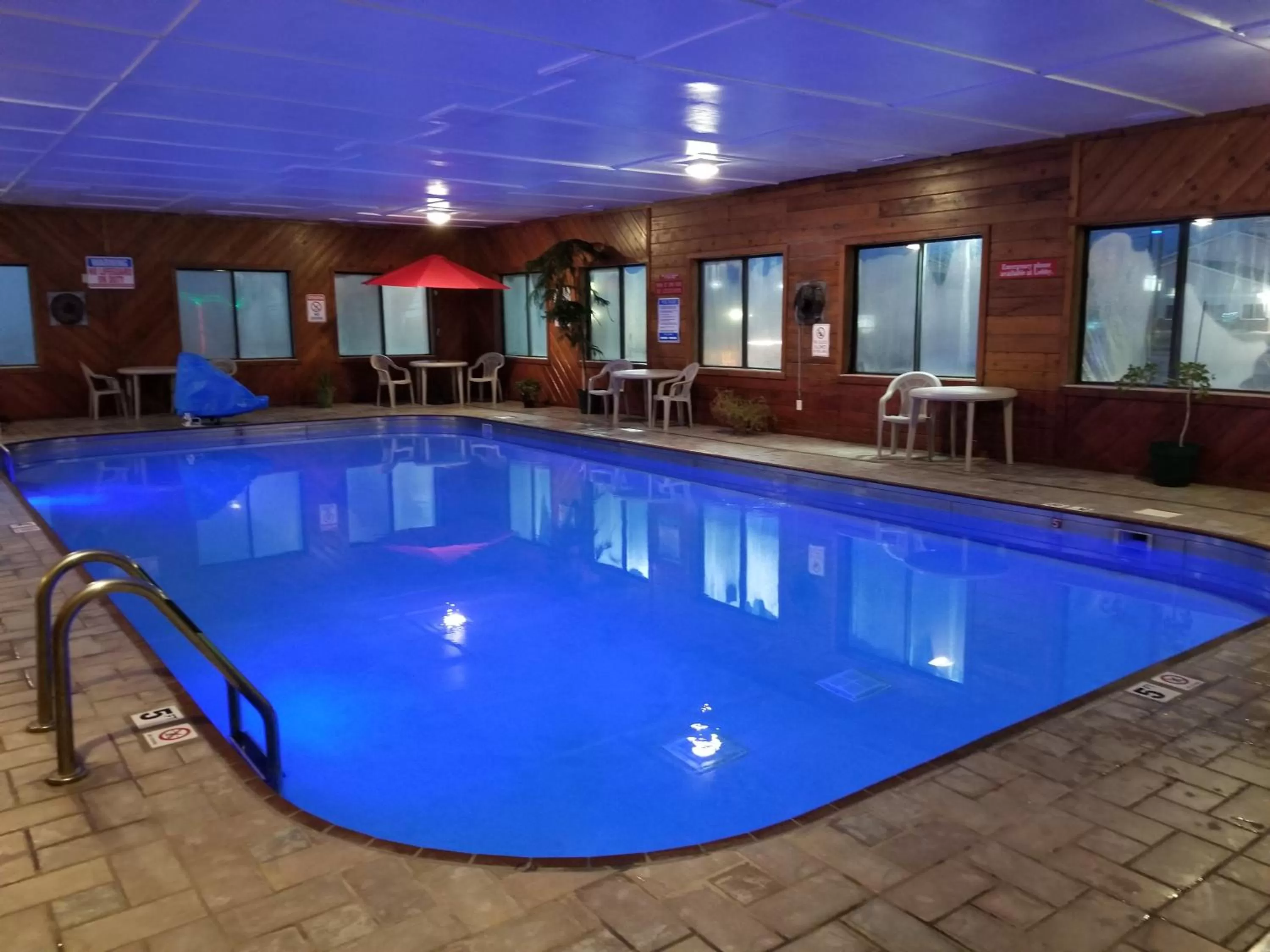 Swimming pool in Super 8 by Wyndham Ottumwa