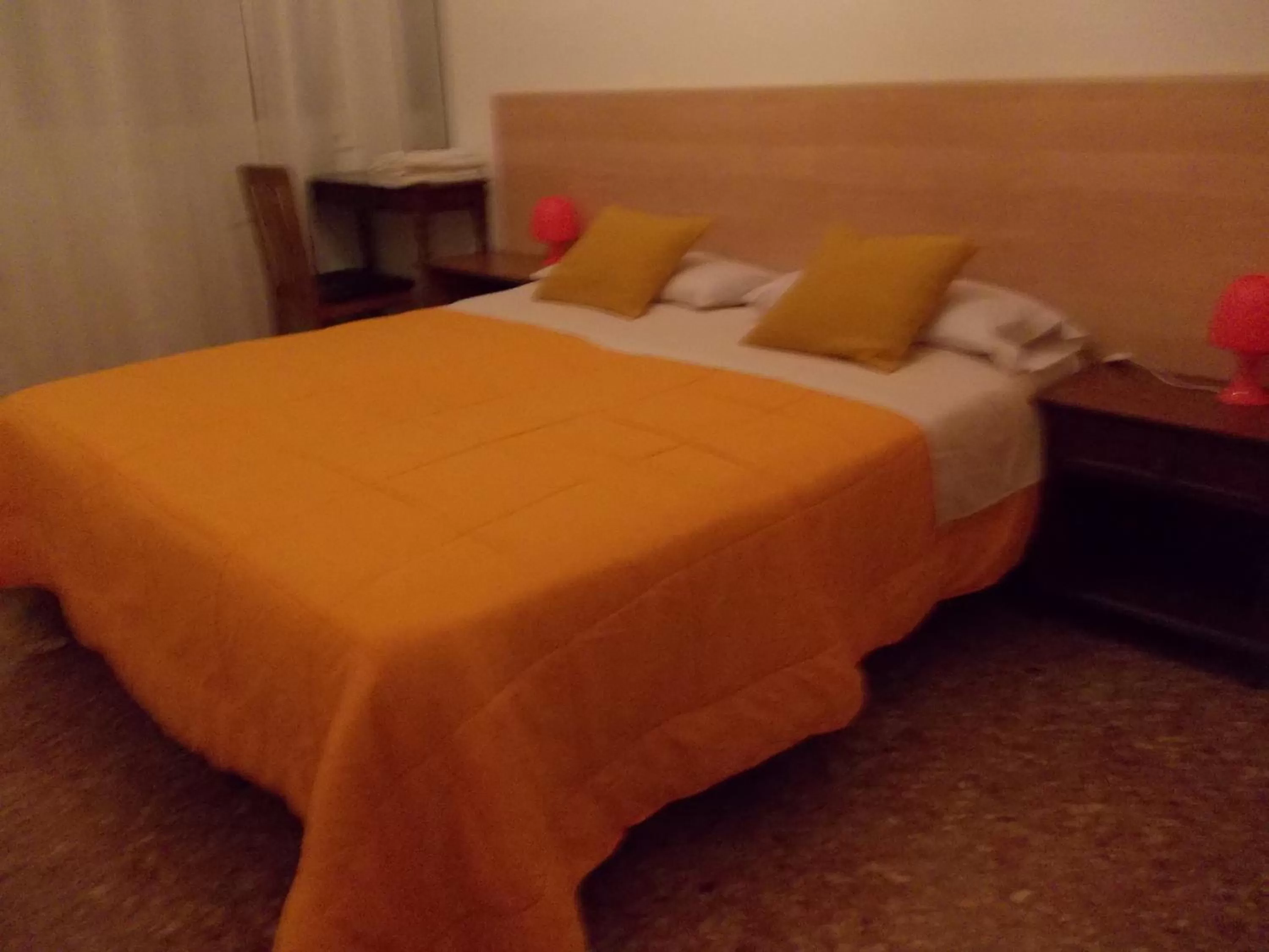 Photo of the whole room, Bed in Travellers Lodge B&B