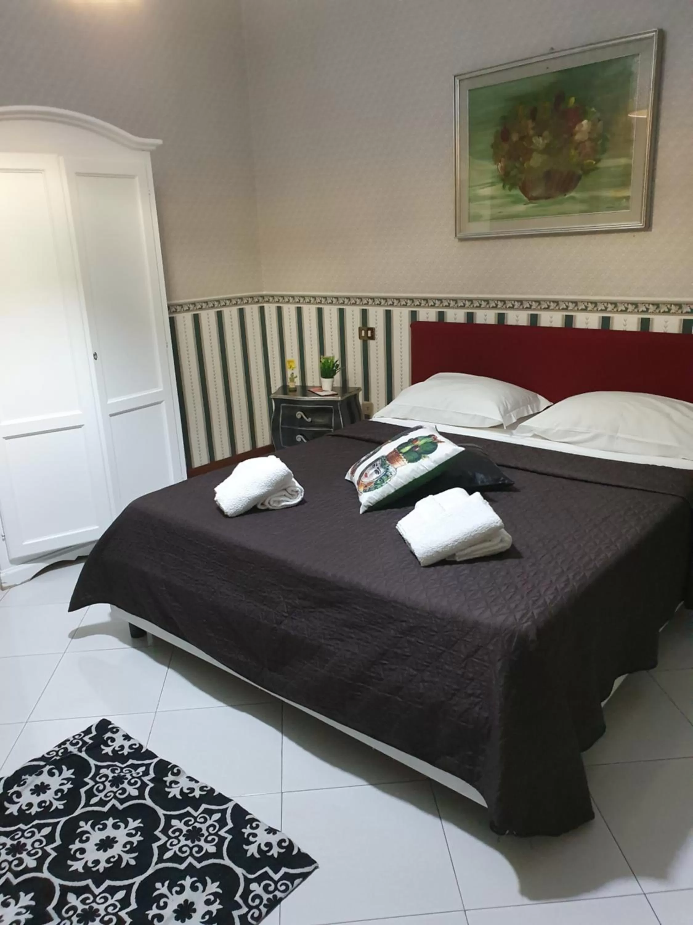 Photo of the whole room, Bed in Alba central City