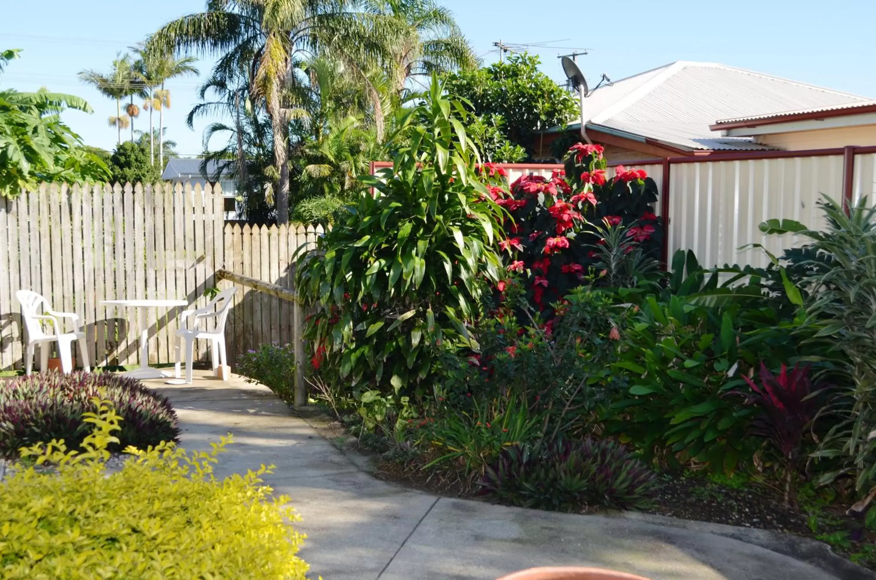 Garden, Property Building in Redland Bay Motel