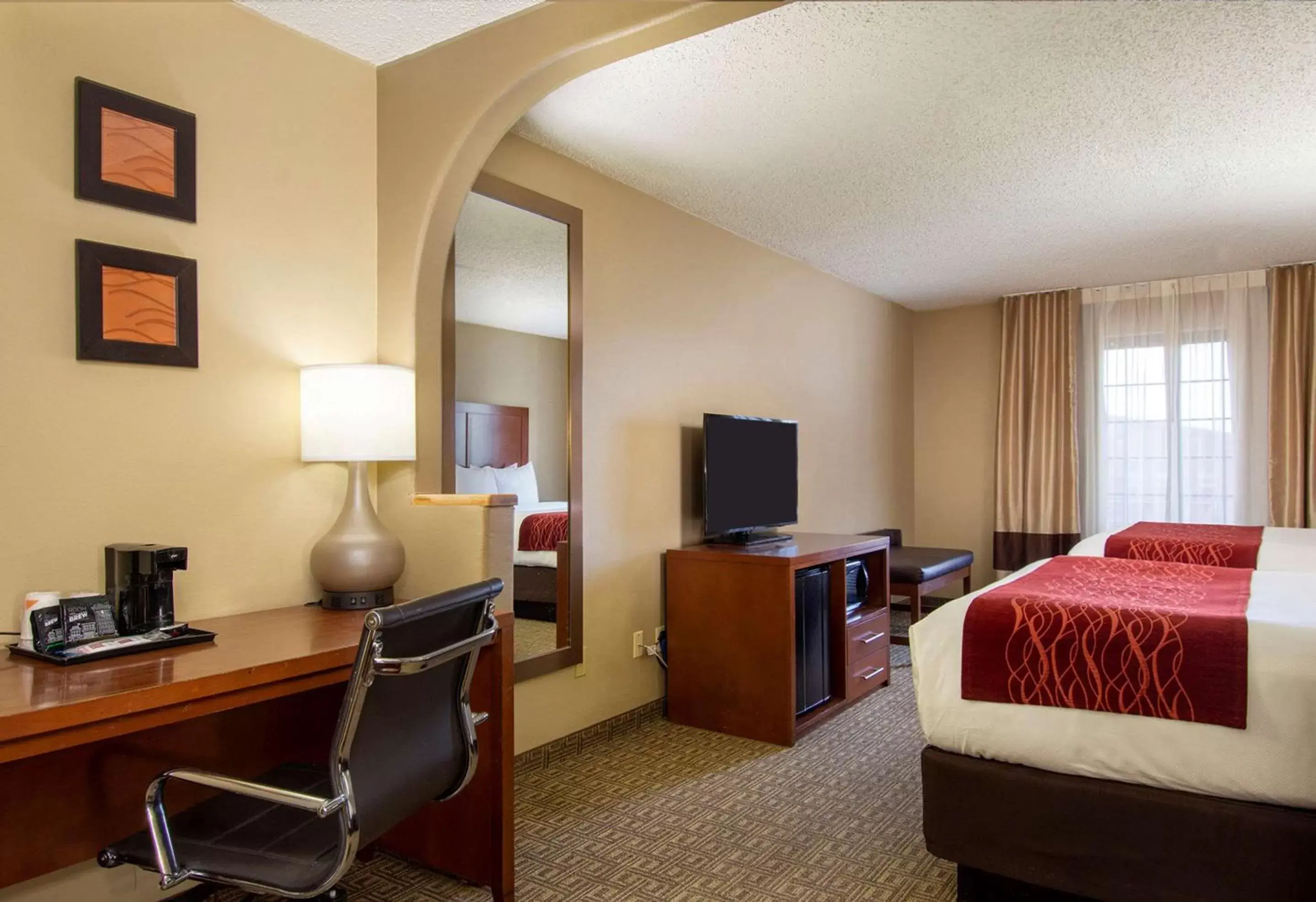 Photo of the whole room, TV/Entertainment Center in Comfort Inn Santa Fe