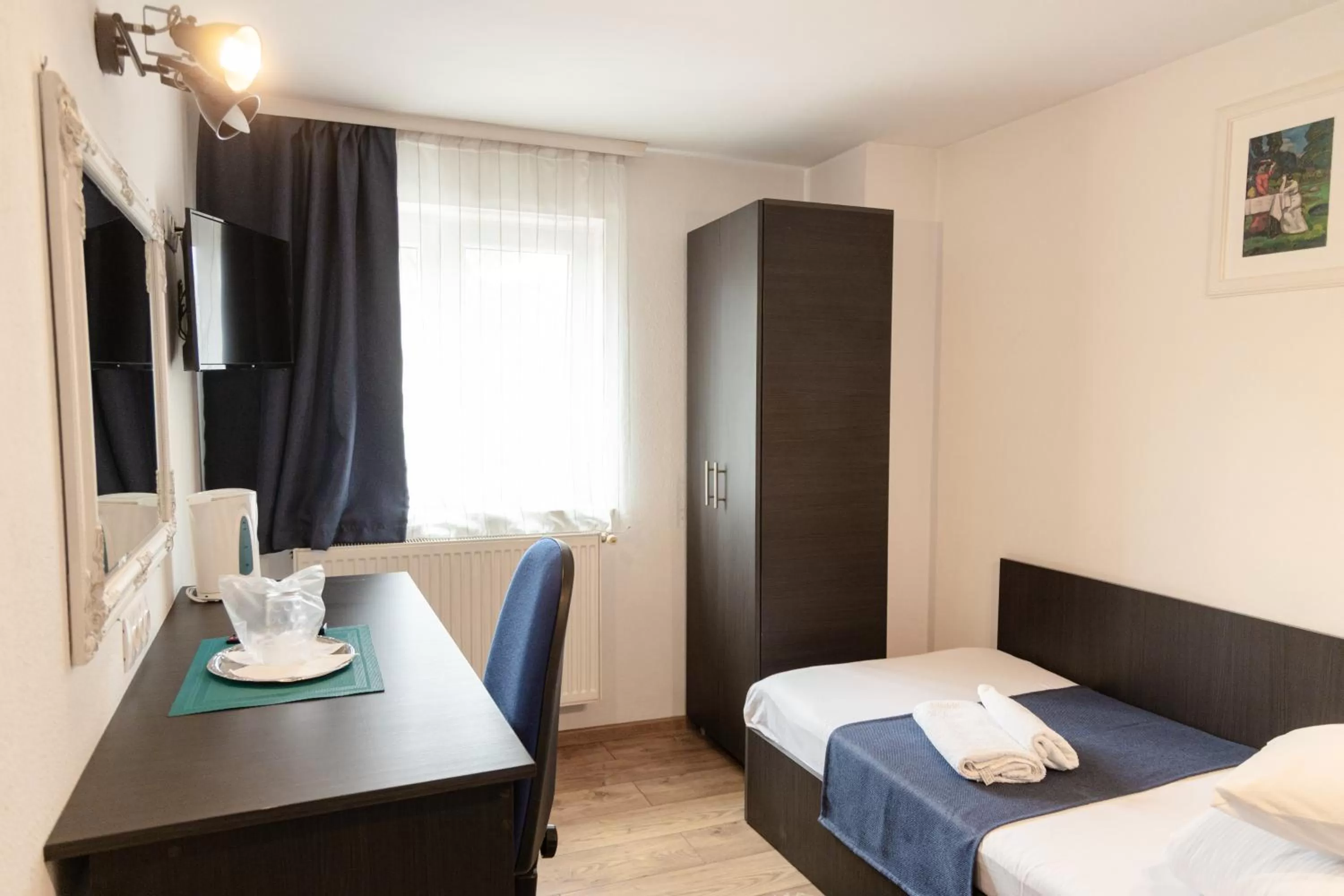 Coffee/tea facilities, Bed in Pensiunea Pictorilor