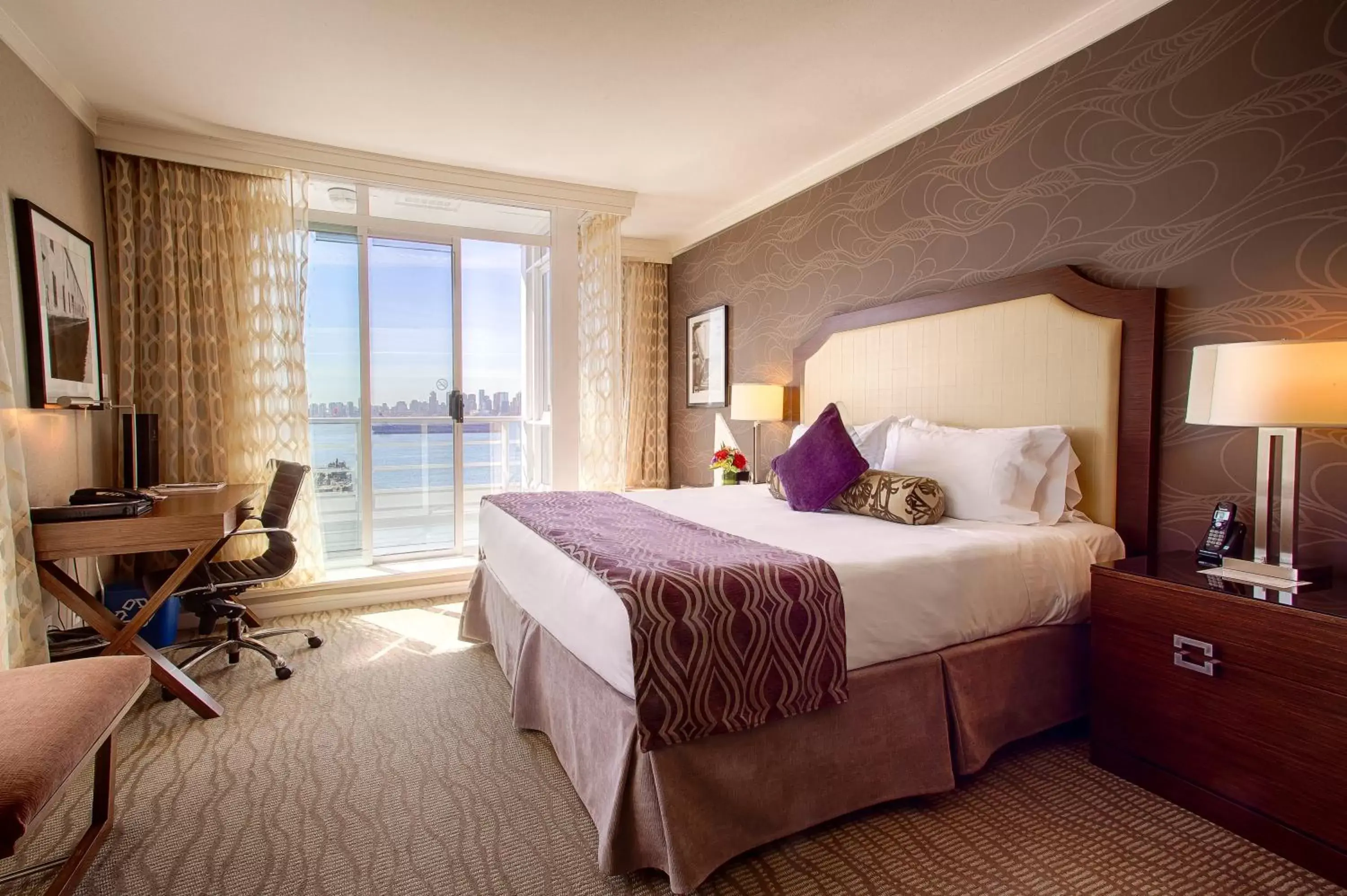 Bedroom, Bed in Pinnacle Hotel at the Pier