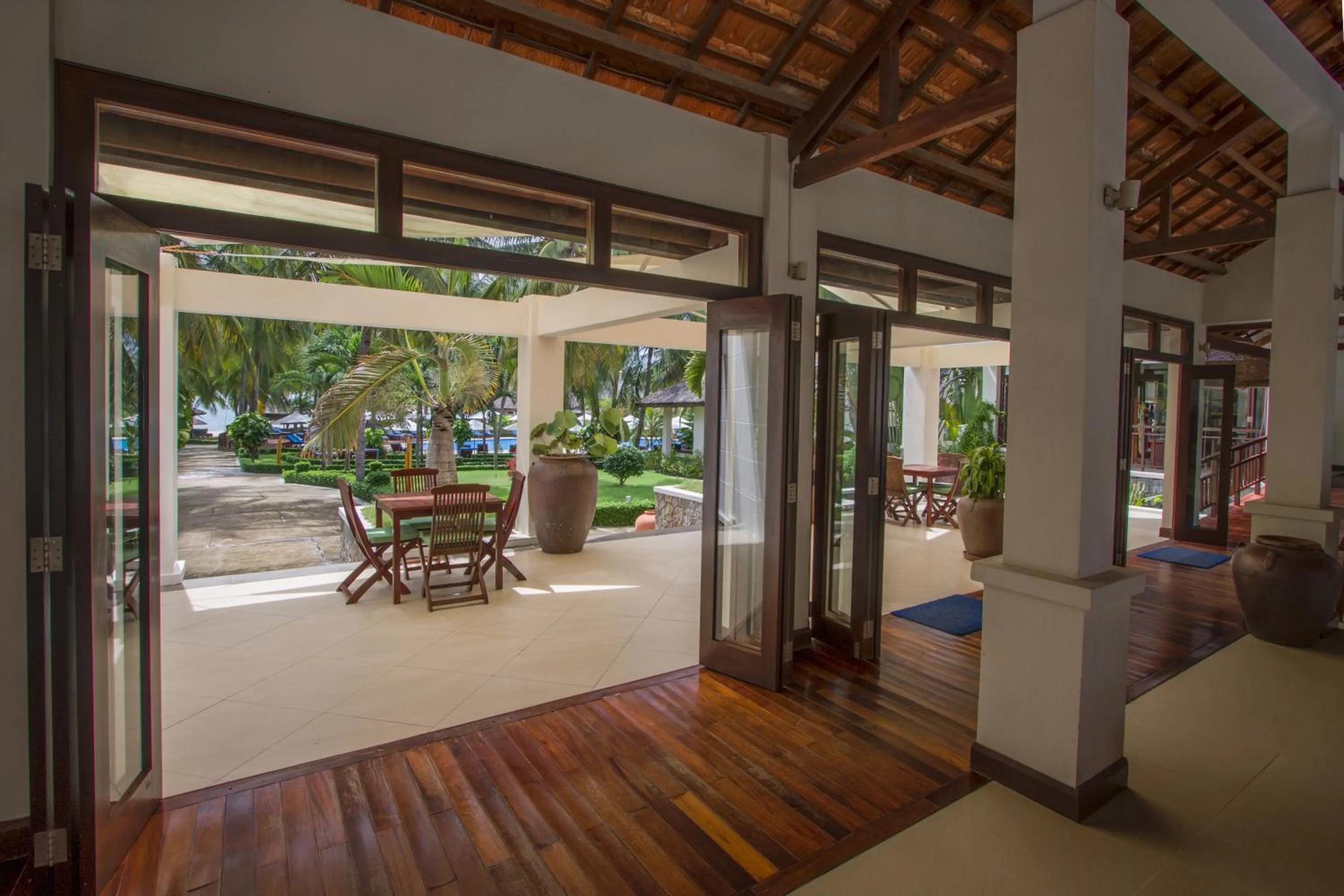 Lounge or bar in Blue Ocean Resort