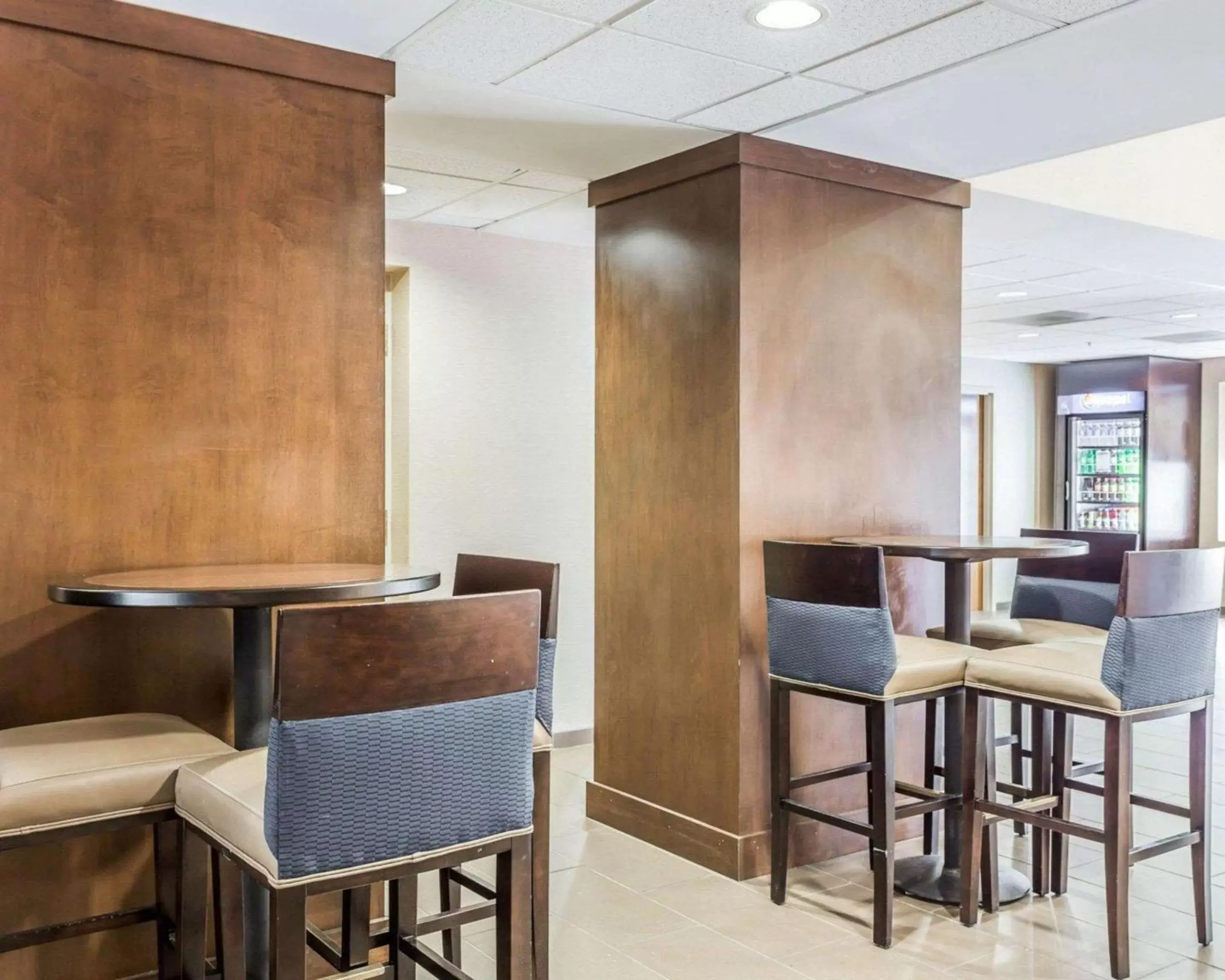 Lobby or reception, Restaurant/Places to Eat in Comfort Suites at Isle of Palms Connector
