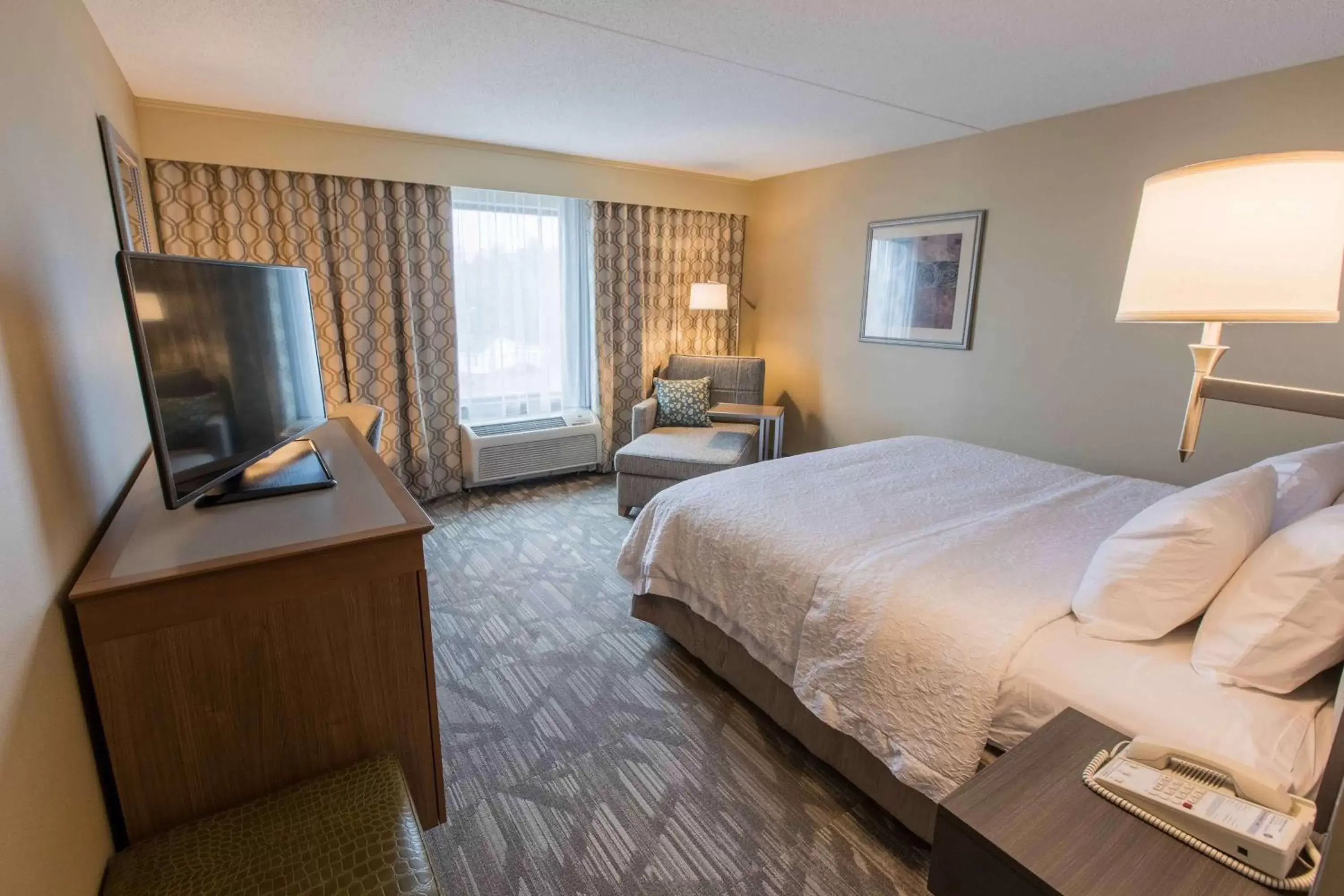 Bedroom, TV/Entertainment Center in Hampton Inn & Suites Tilton