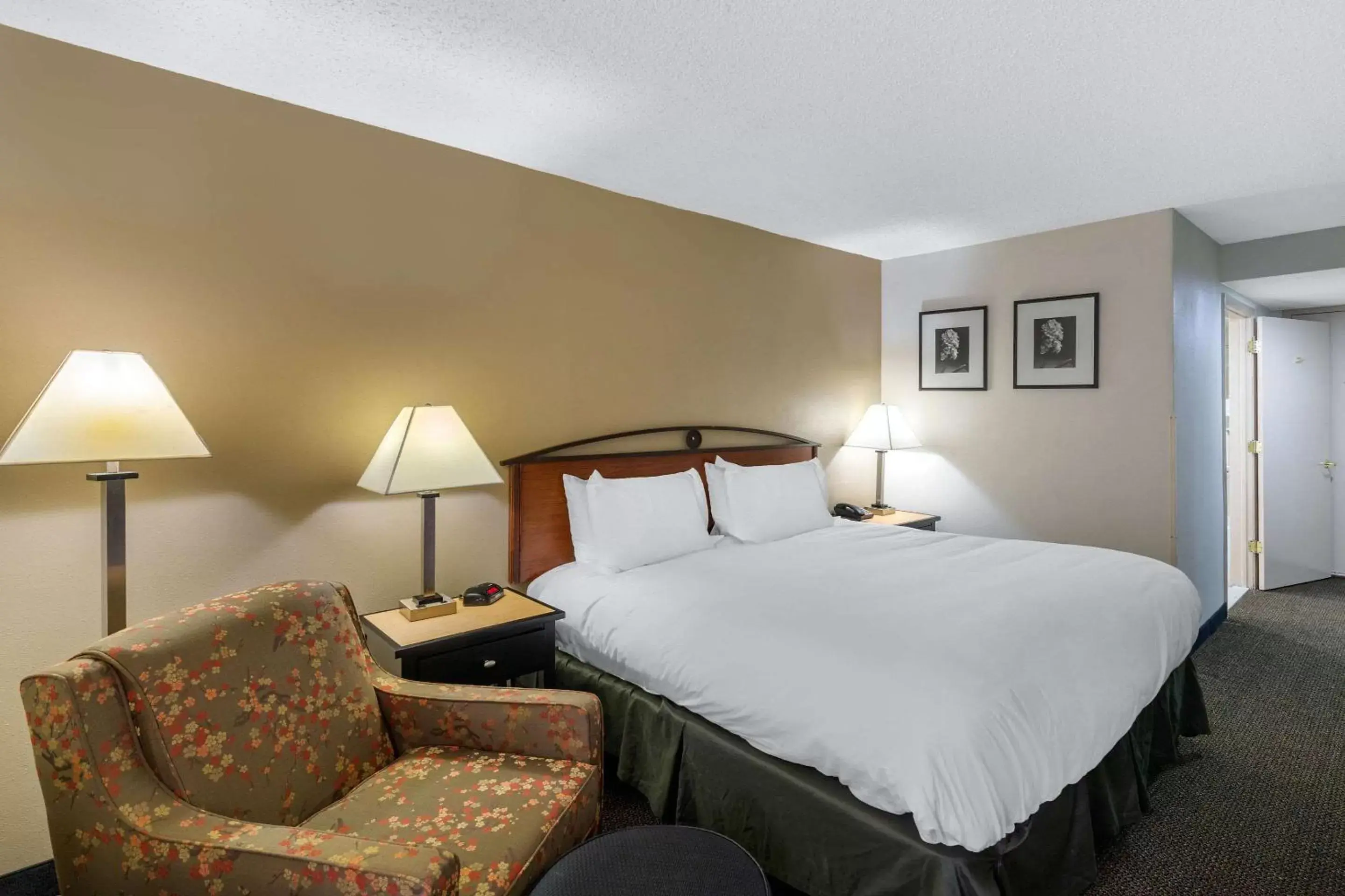 Photo of the whole room, Bed in Quality Inn Tyler - Lindale