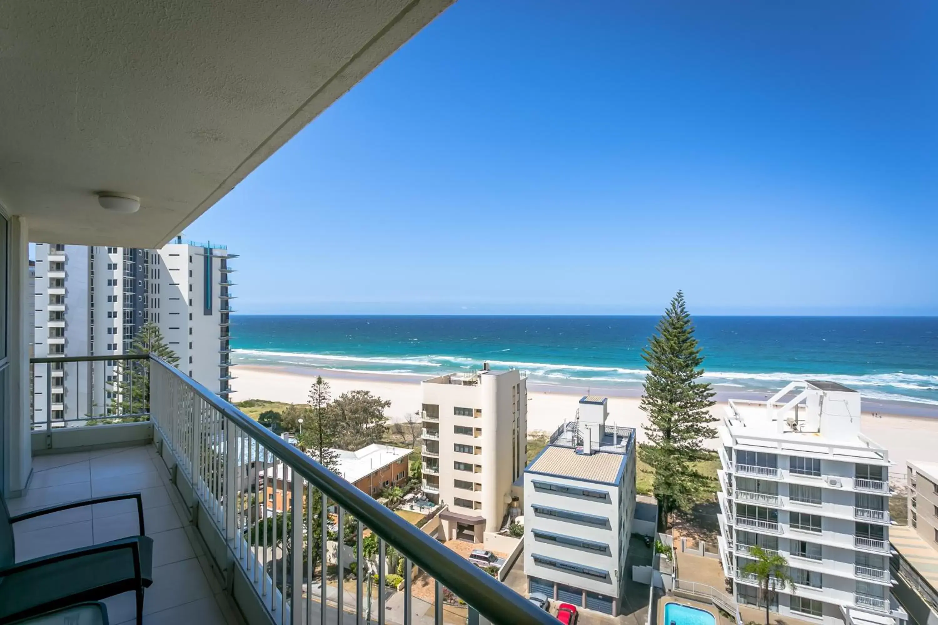 Restaurant/places to eat, Balcony/Terrace in Surfers Beachside Holiday Apartments