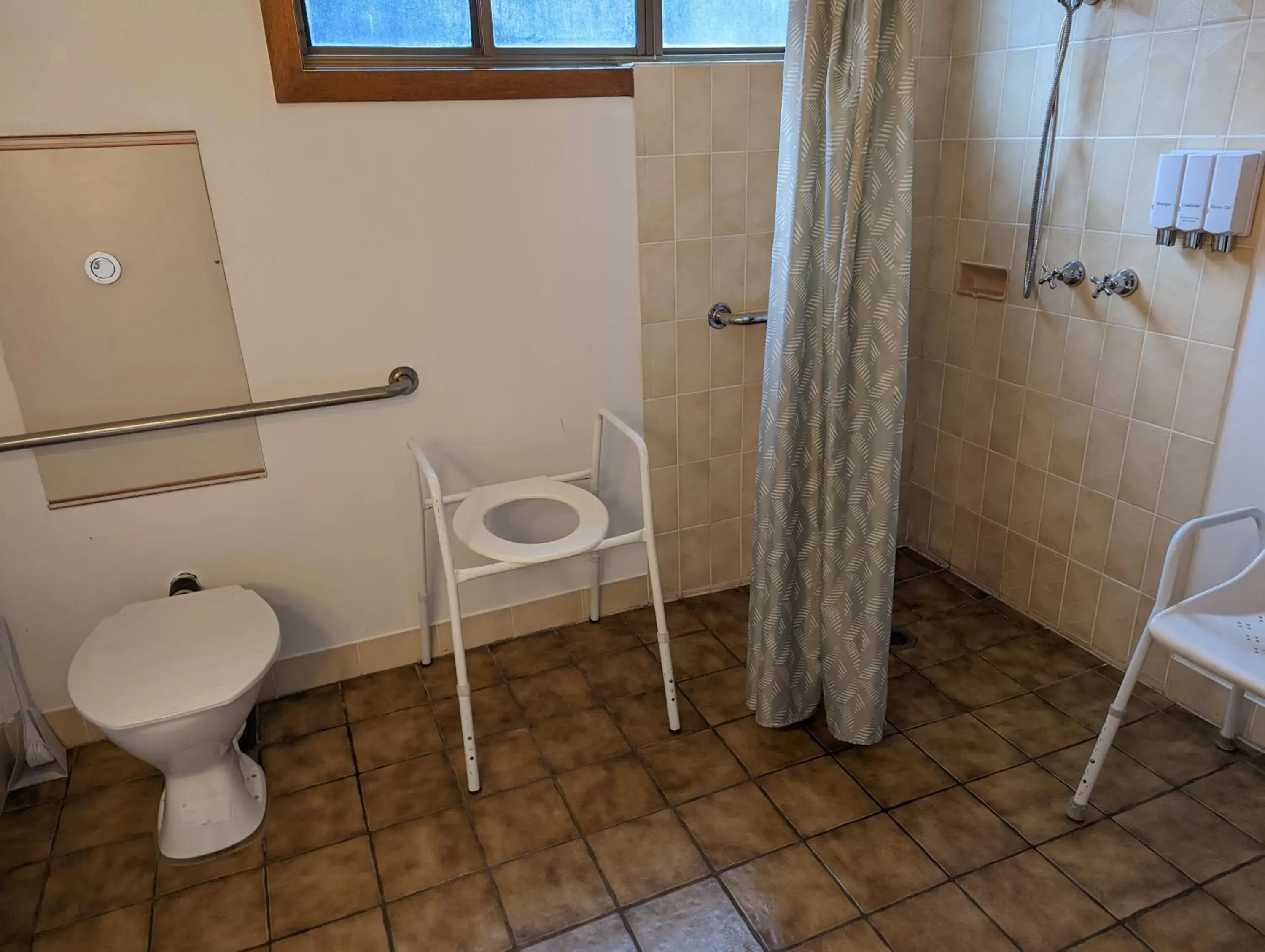 Bathroom in Elm Court Motel