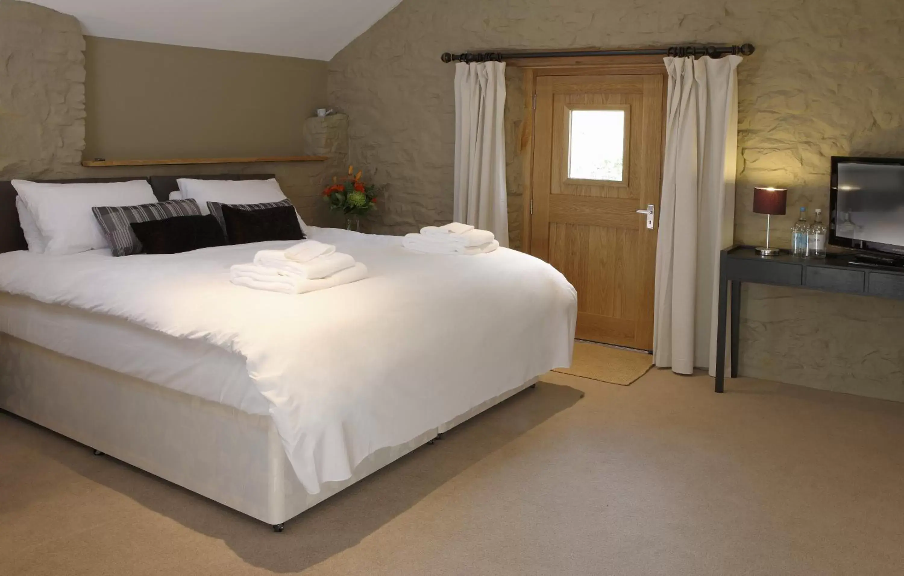 Photo of the whole room, Bed in The Lamb Inn