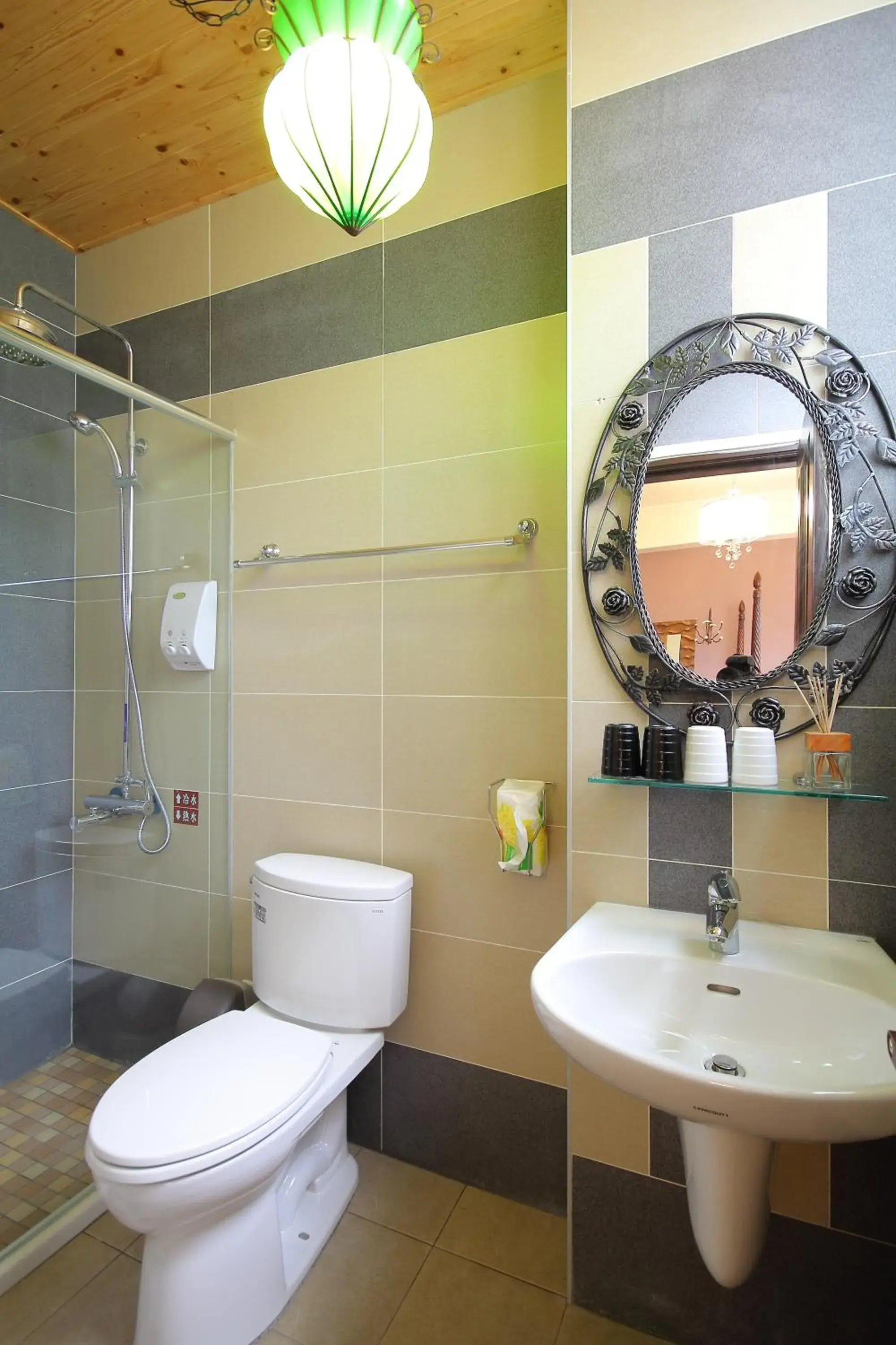 Shower, Bathroom in Hualien Paris Home B&B