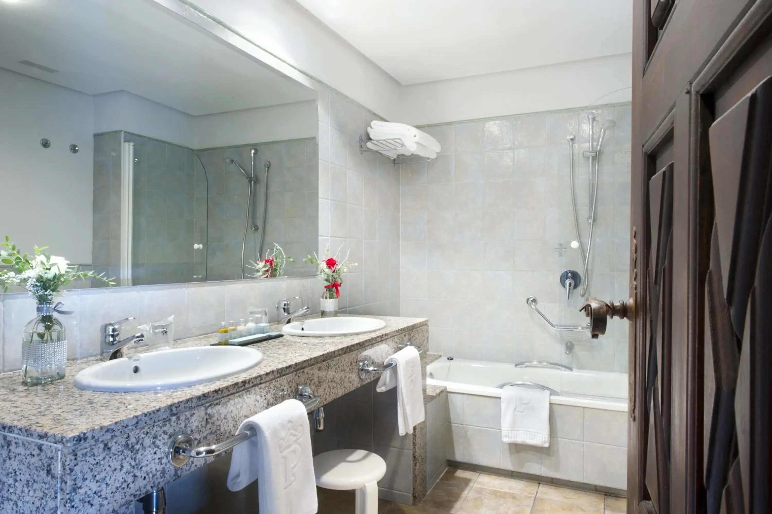 Standard Double Room (2 Adults + 1 Child) in Parador de Cangas de Onís Standard Double Room (2 Adults + 1 Child) in Parador de Cangas de Onís