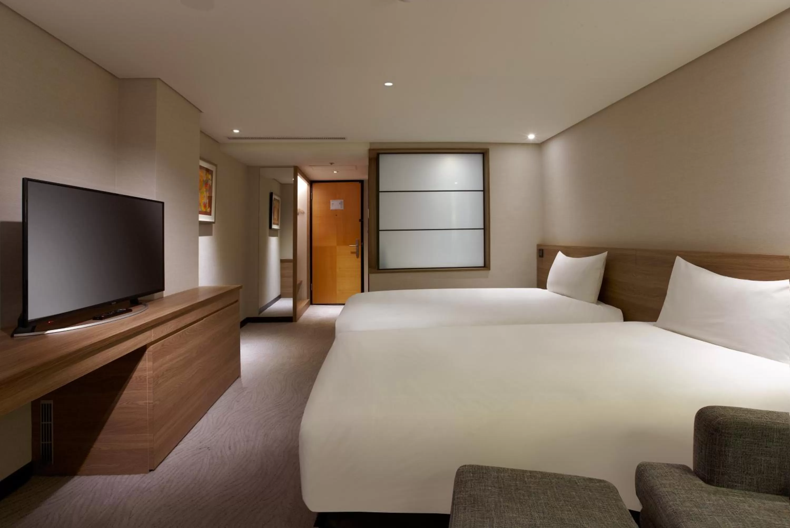 Photo of the whole room, Bed in Royal Inn Taipei Nanxi - MRT Zhongshan Station